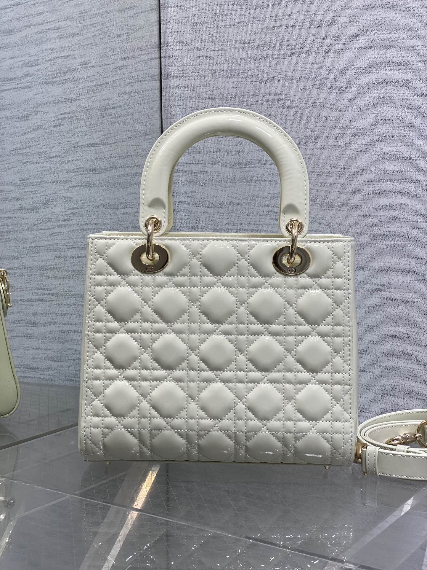 奶白色现货‼️Lady最新翻盖漆皮五格，经典升级📤，改掉之前刮手的拉链设计，实在是太贴心了😘，被各种拉链