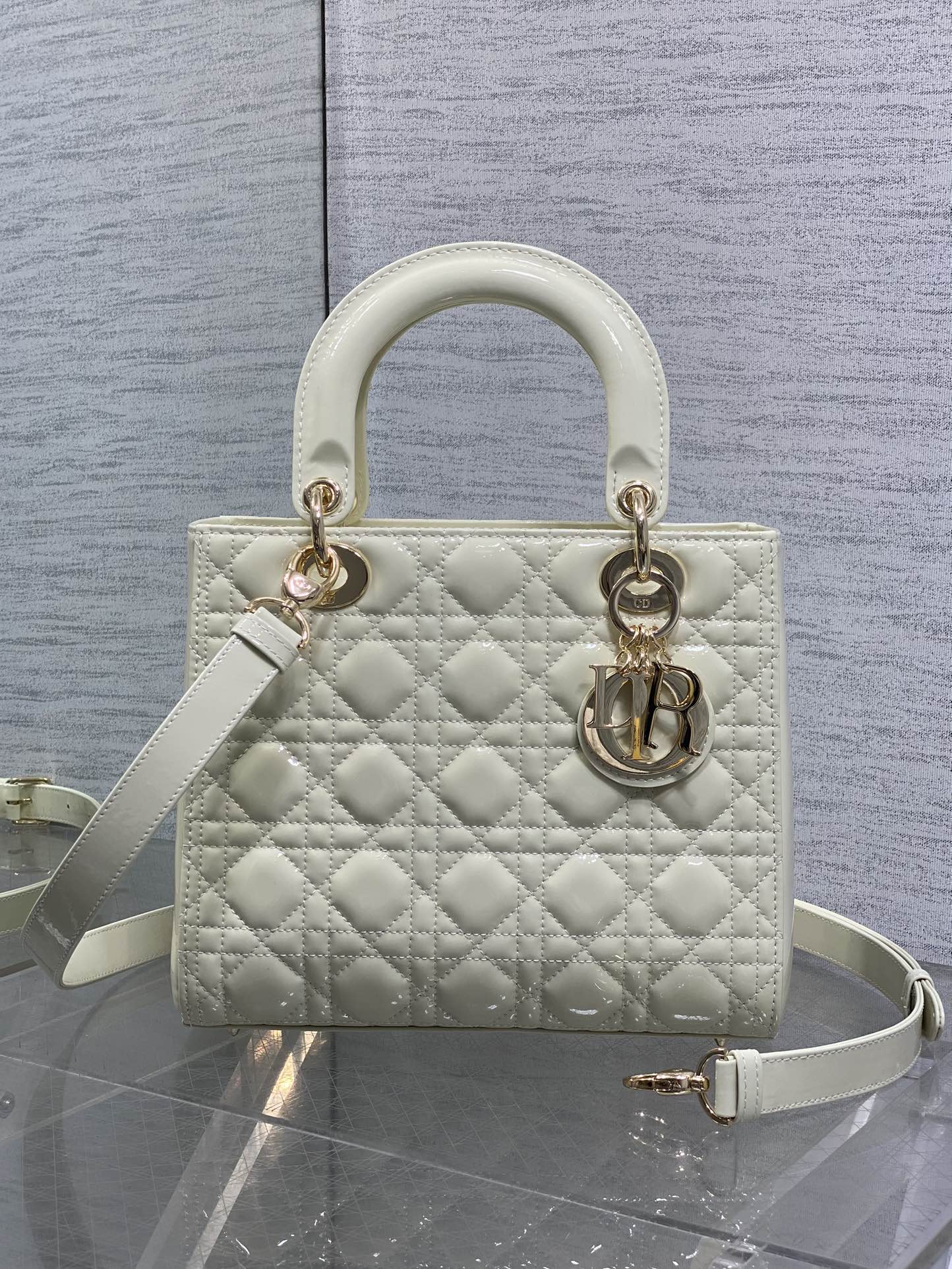 奶白色现货‼️Lady最新翻盖漆皮五格，经典升级📤，改掉之前刮手的拉链设计，实在是太贴心了😘，被各种拉链