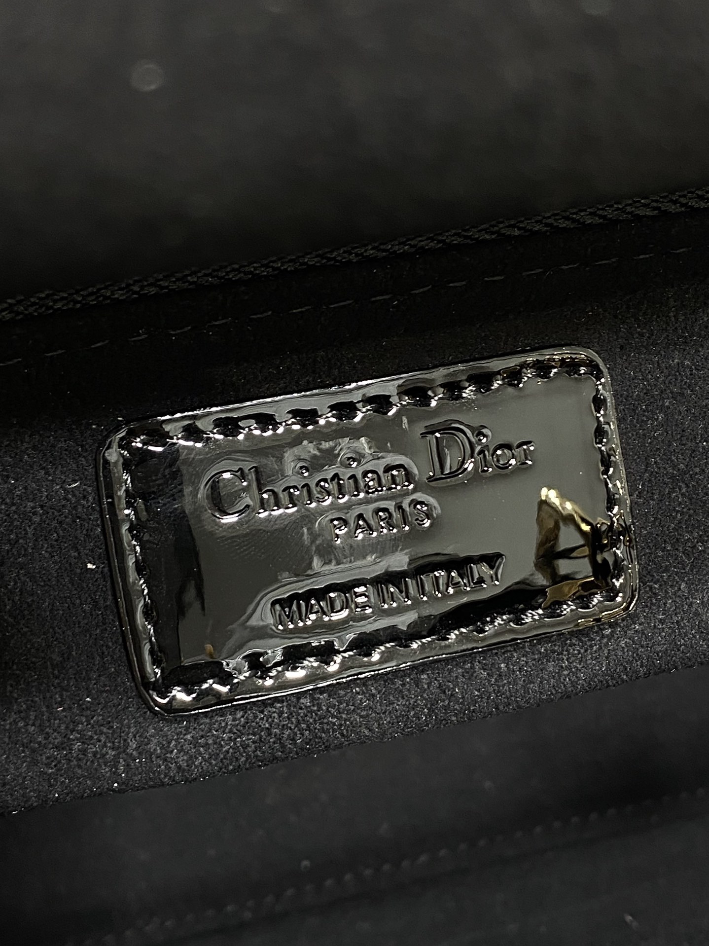 黑色现货‼️Lady最新翻盖漆皮五格，经典升级📤，改掉之前刮手的拉链设计，实在是太贴心了😘，被各种拉链包