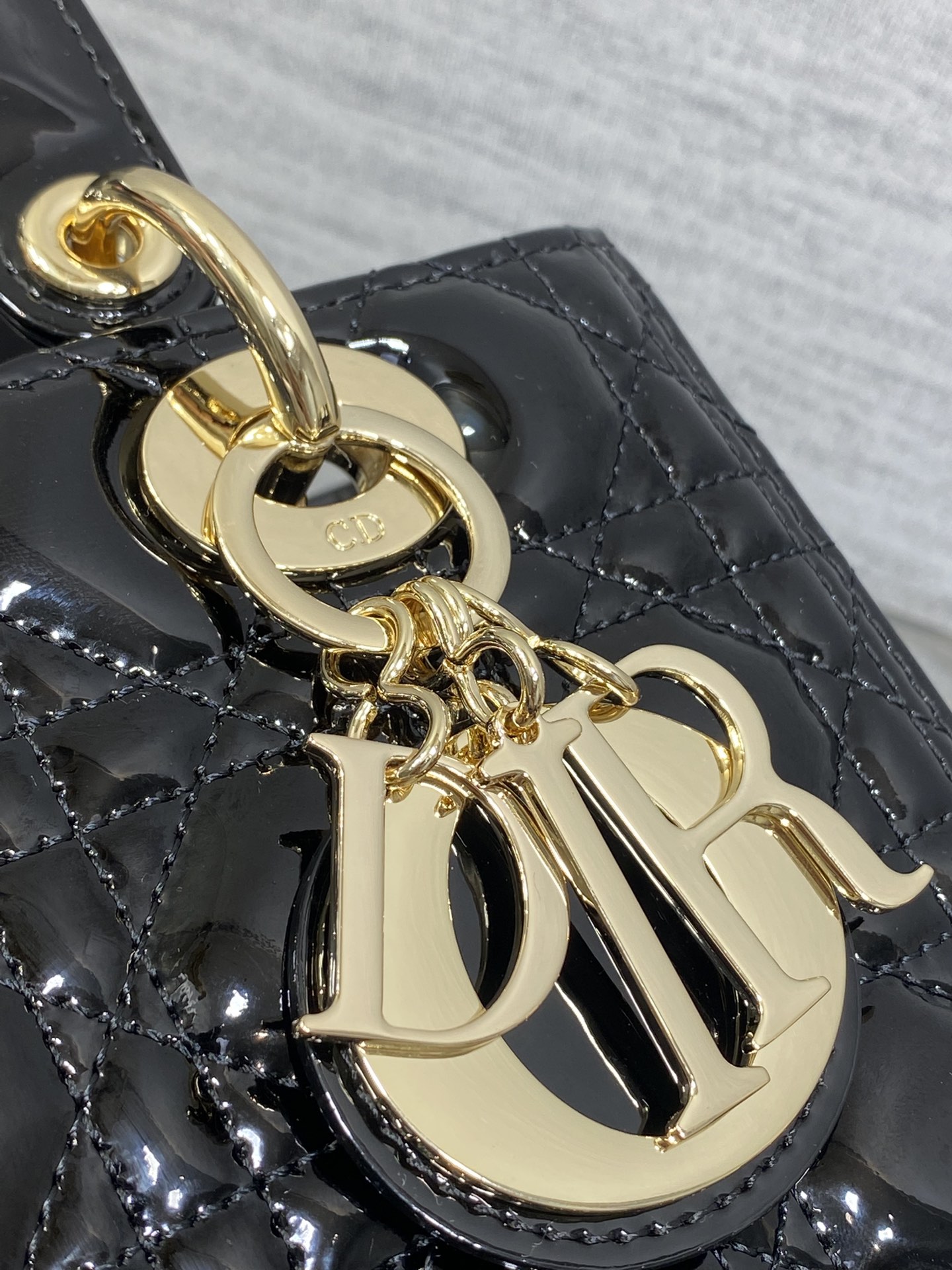 黑色现货‼️Lady最新翻盖漆皮五格，经典升级📤，改掉之前刮手的拉链设计，实在是太贴心了😘，被各种拉链包