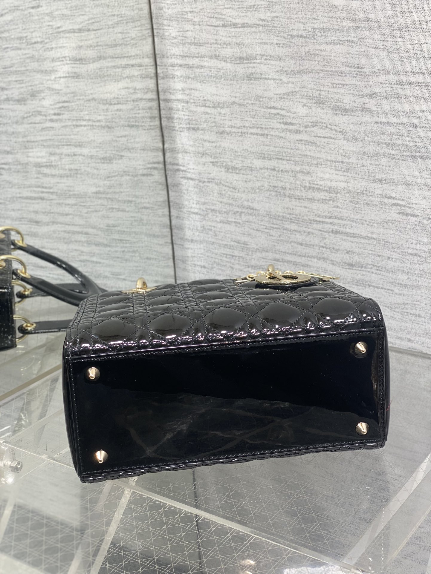 黑色现货‼️Lady最新翻盖漆皮五格，经典升级📤，改掉之前刮手的拉链设计，实在是太贴心了😘，被各种拉链包