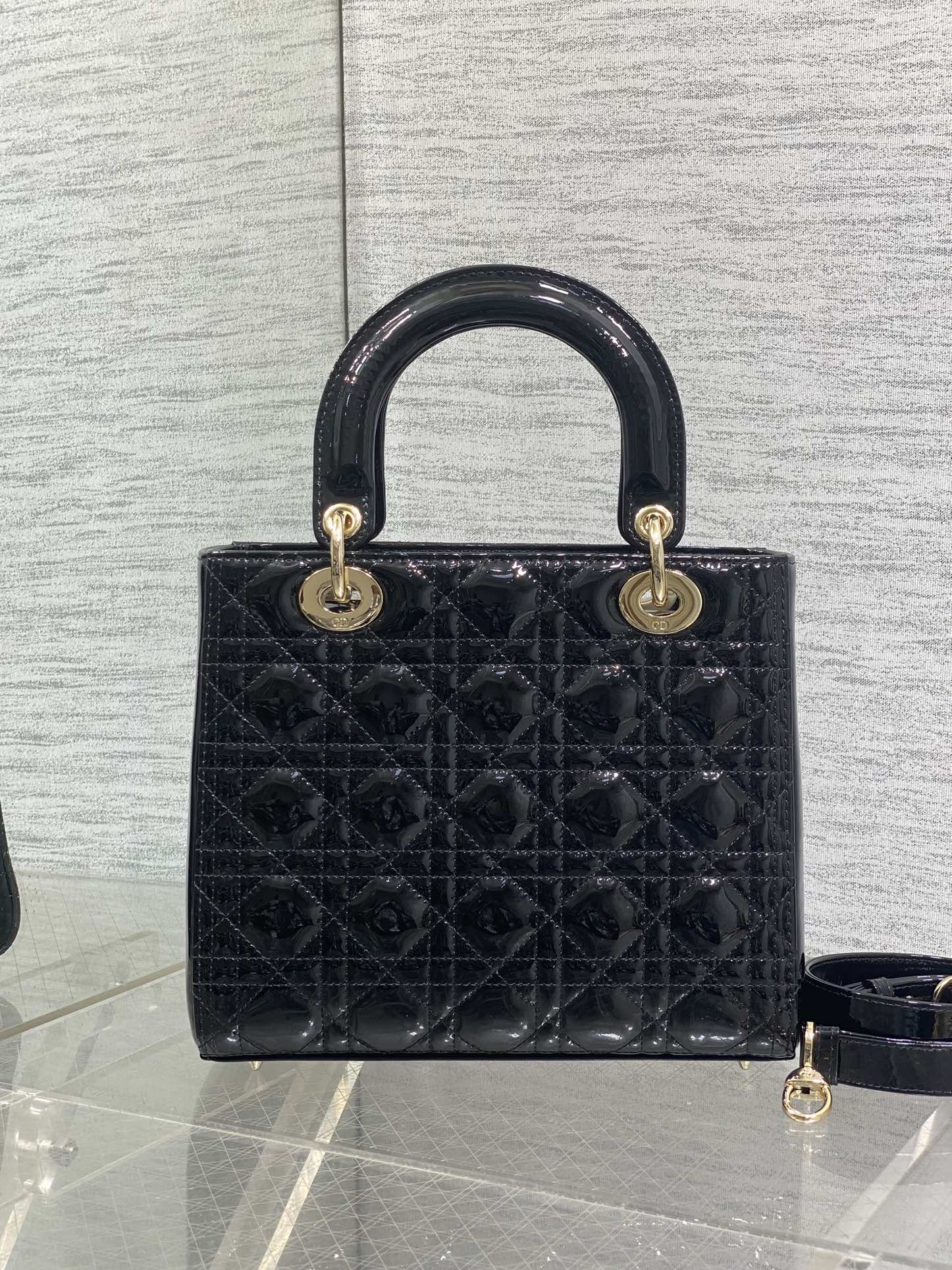 黑色现货‼️Lady最新翻盖漆皮五格，经典升级📤，改掉之前刮手的拉链设计，实在是太贴心了😘，被各种拉链包