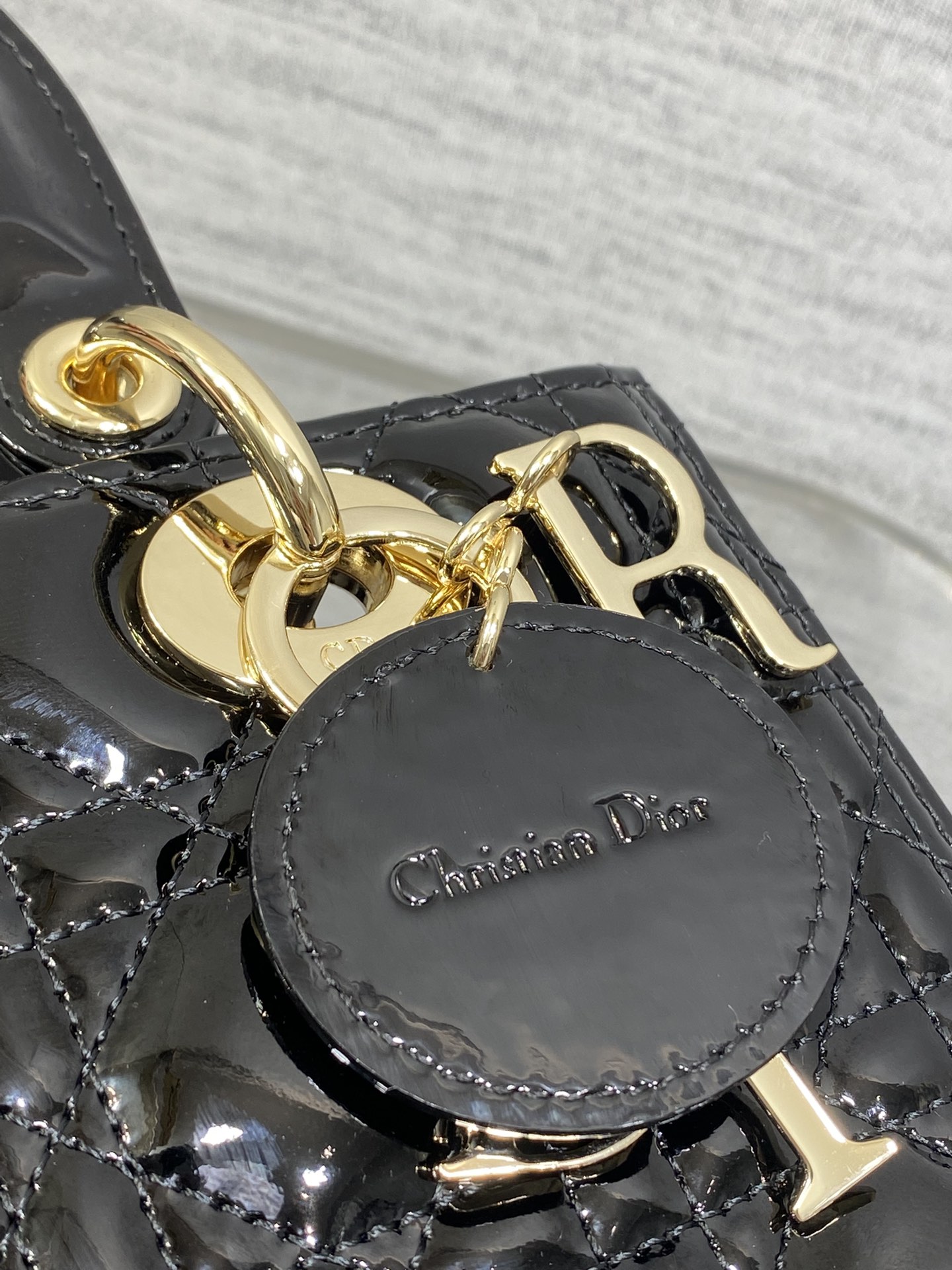 黑色现货‼️Lady最新翻盖漆皮五格，经典升级📤，改掉之前刮手的拉链设计，实在是太贴心了😘，被各种拉链包