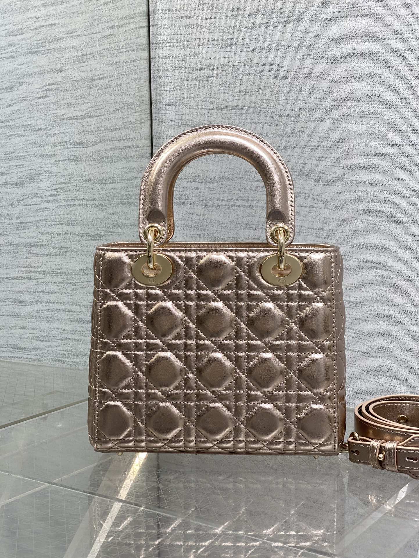 现货‼️Lady戴妃四格系列，经典的包形，甜美又不失优雅，春夏最新颜色，小清新风格🆕，搭配最新的字母肩带