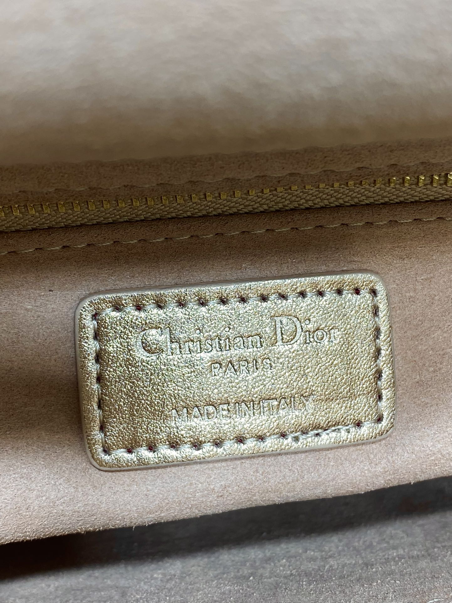 现货‼️Lady戴妃四格系列，经典的包形，甜美又不失优雅，春夏最新颜色，小清新风格🆕，搭配最新的字母肩带