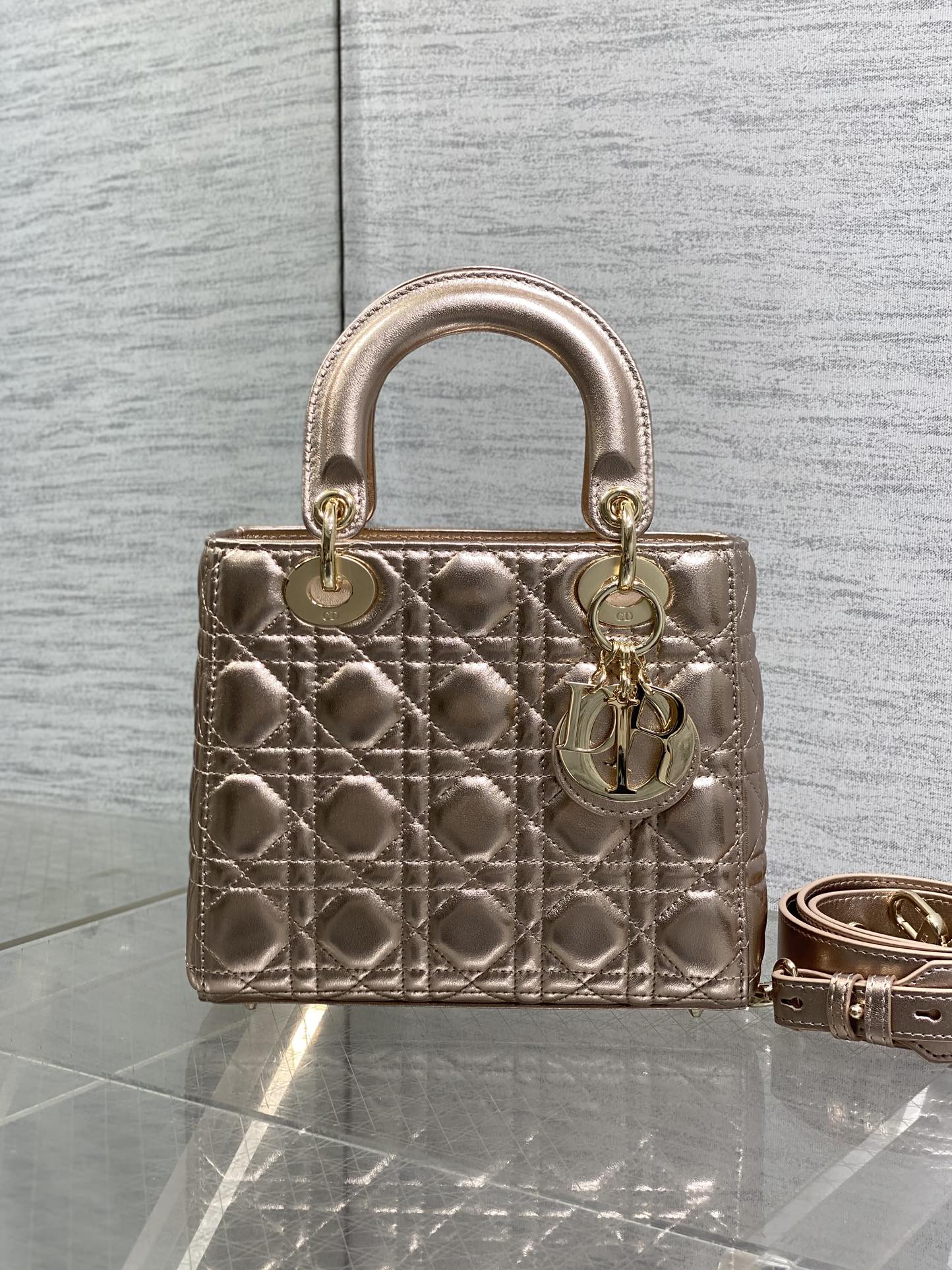 现货‼️Lady戴妃四格系列，经典的包形，甜美又不失优雅，春夏最新颜色，小清新风格🆕，搭配最新的字母肩带