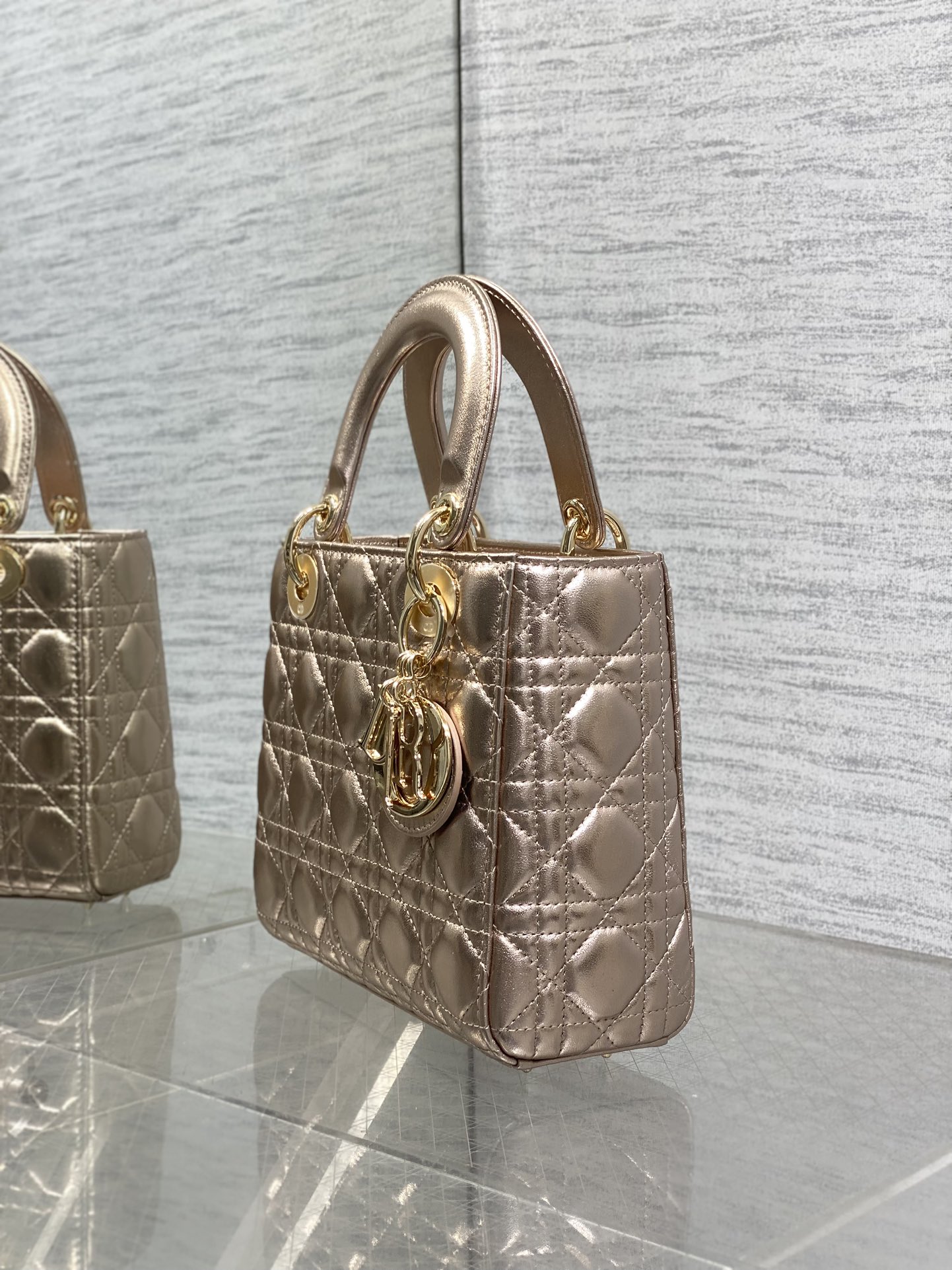 现货‼️Lady戴妃四格系列，经典的包形，甜美又不失优雅，春夏最新颜色，小清新风格🆕，搭配最新的字母肩带