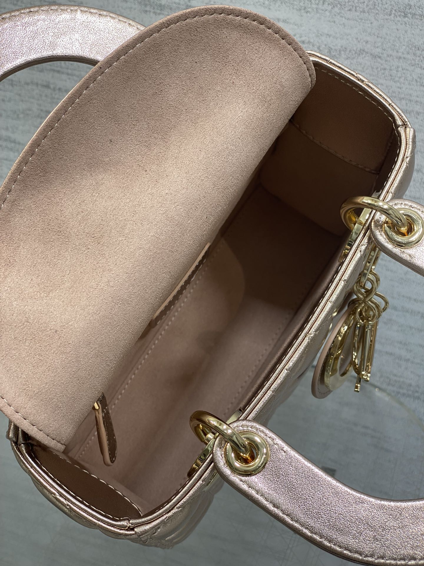 现货‼️Lady戴妃四格系列，经典的包形，甜美又不失优雅，春夏最新颜色，小清新风格🆕，搭配最新的字母肩带