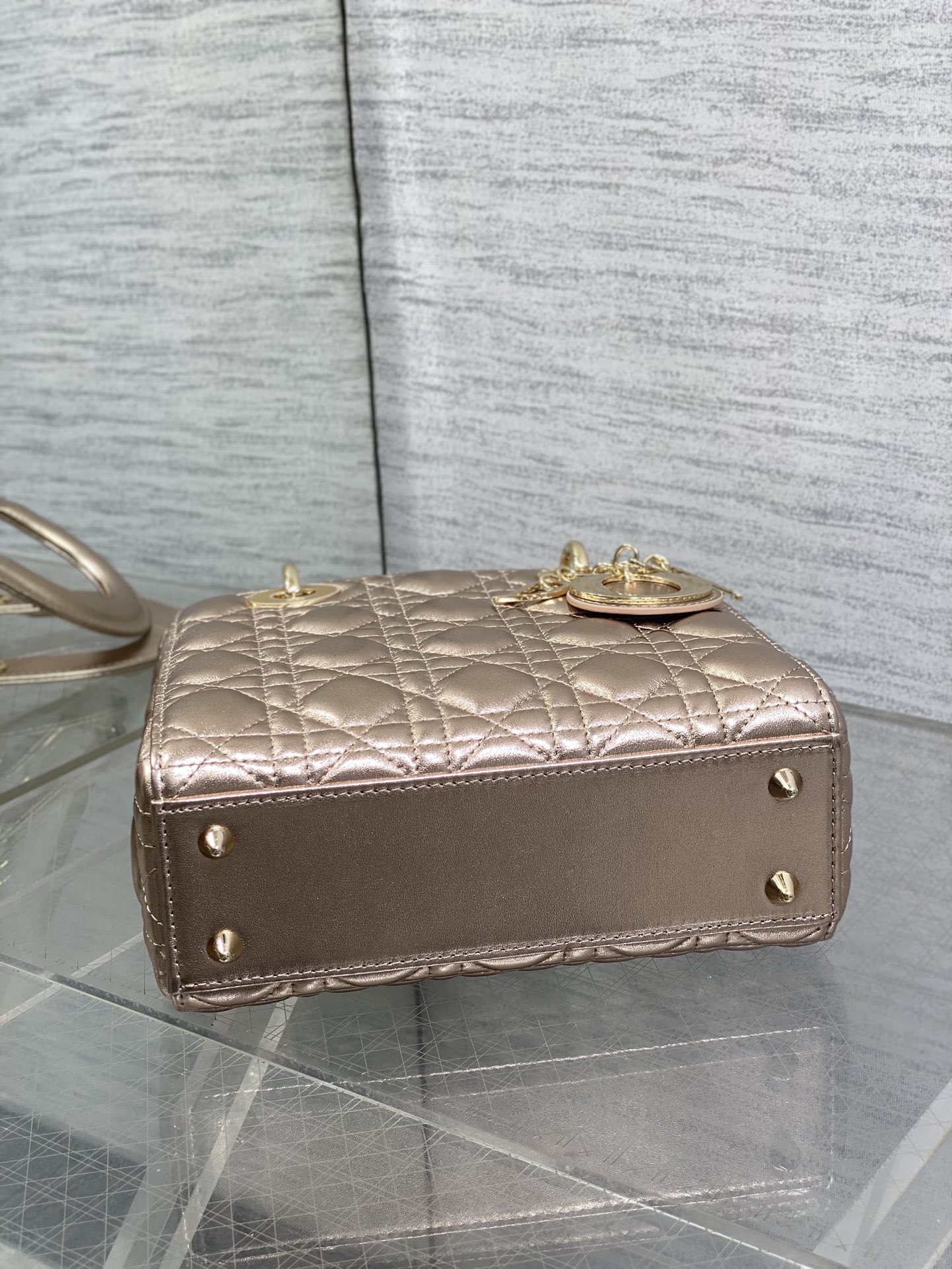 现货‼️Lady戴妃四格系列，经典的包形，甜美又不失优雅，春夏最新颜色，小清新风格🆕，搭配最新的字母肩带