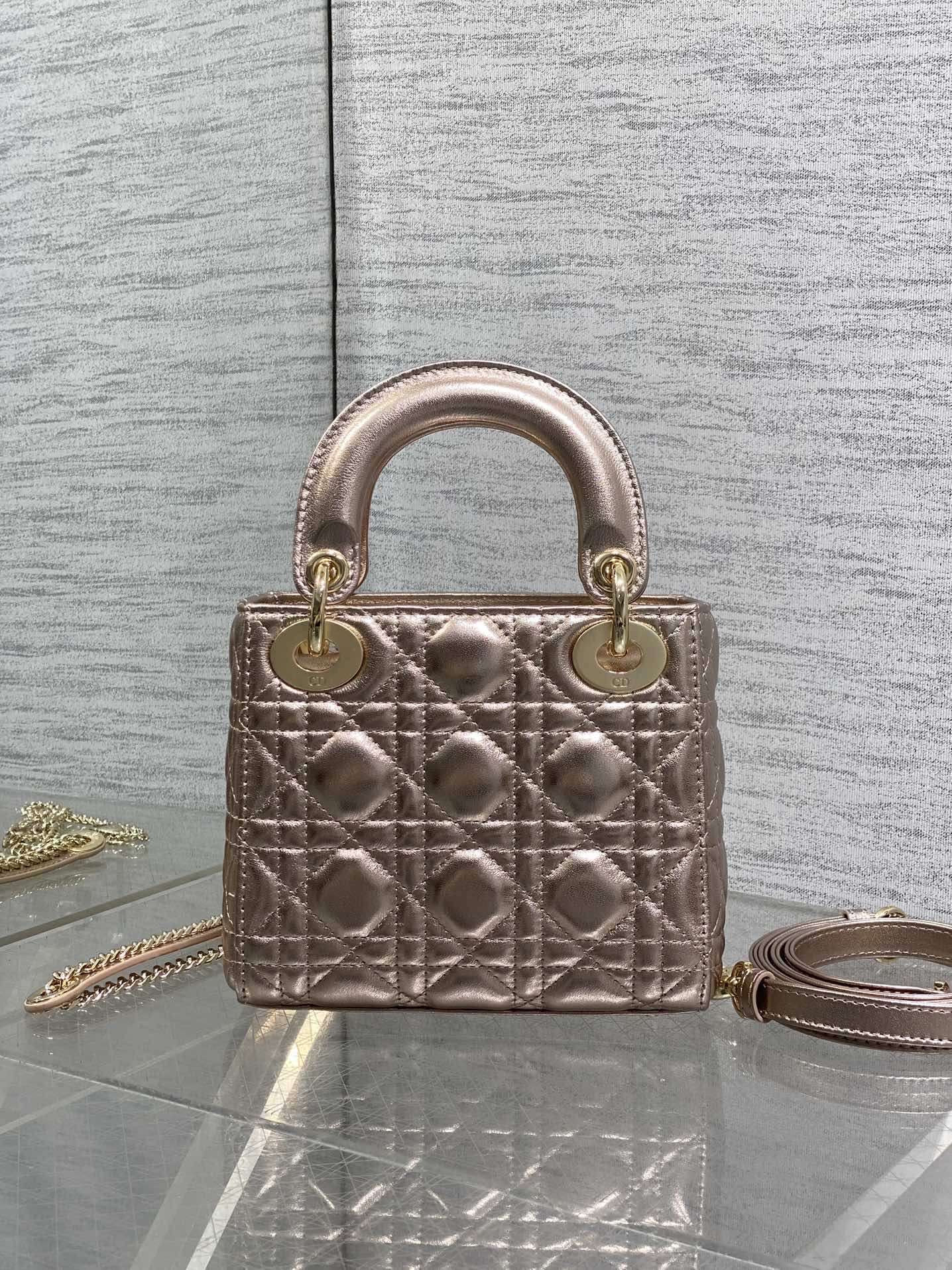 现货‼️Classic Lady戴妃包，人手一个必备的三格小包😍。迷人优雅又气场十足💃🏻，斜挎手拎也是女