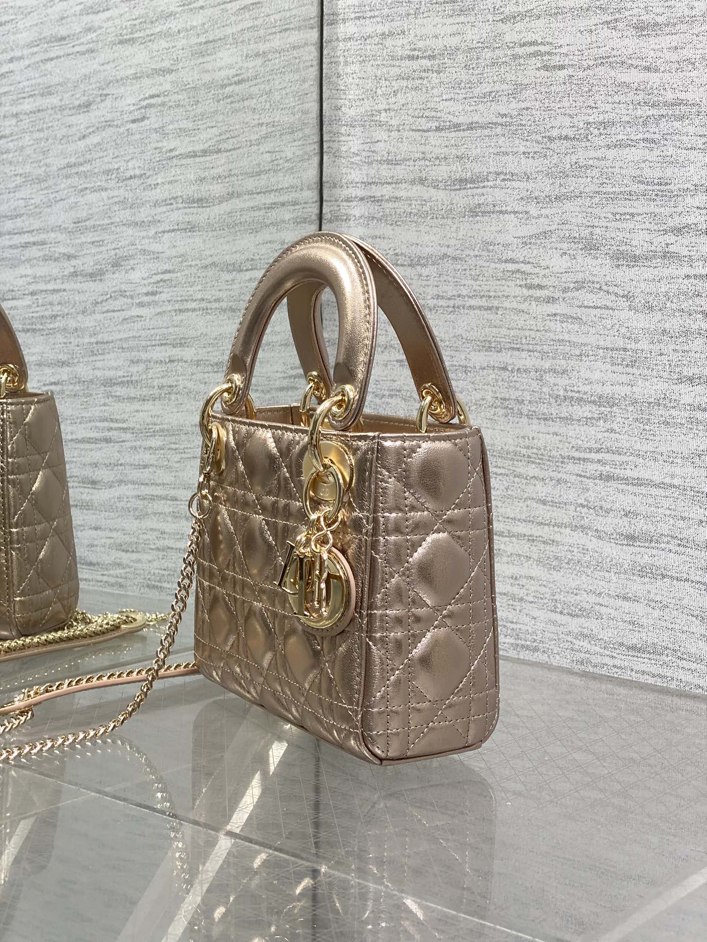 现货‼️Classic Lady戴妃包，人手一个必备的三格小包😍。迷人优雅又气场十足💃🏻，斜挎手拎也是女