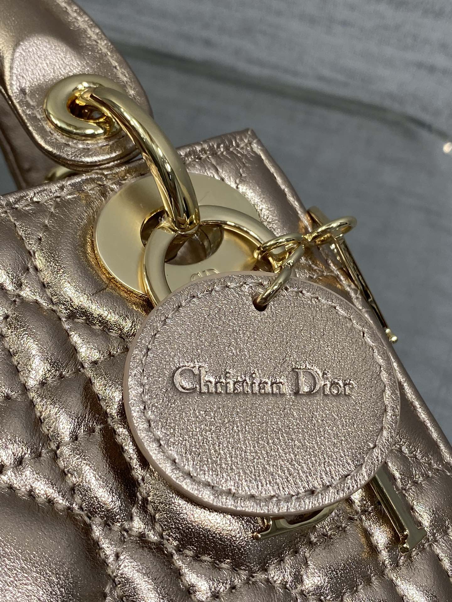 现货‼️Classic Lady戴妃包，人手一个必备的三格小包😍。迷人优雅又气场十足💃🏻，斜挎手拎也是女