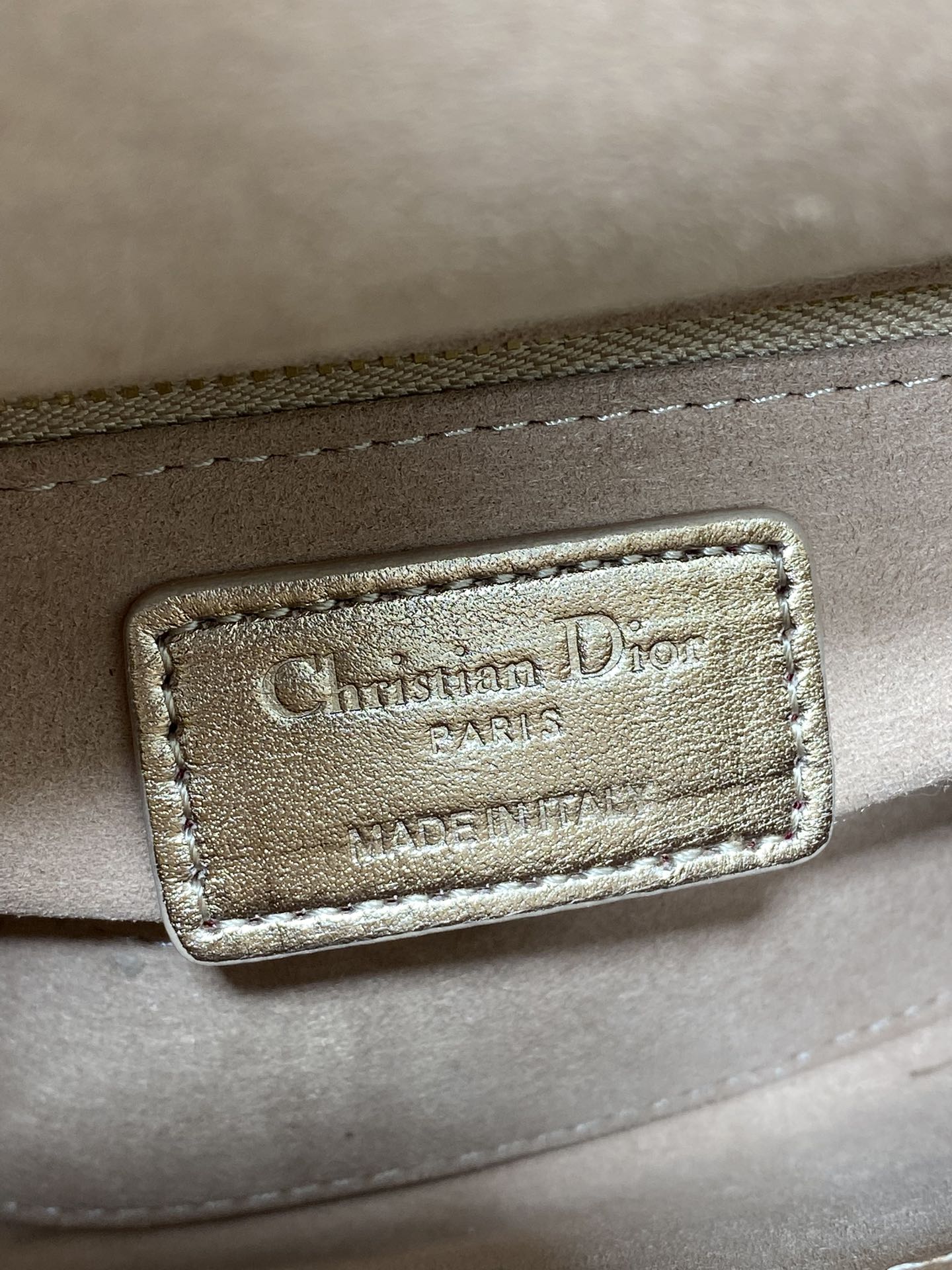 现货‼️Classic Lady戴妃包，人手一个必备的三格小包😍。迷人优雅又气场十足💃🏻，斜挎手拎也是女