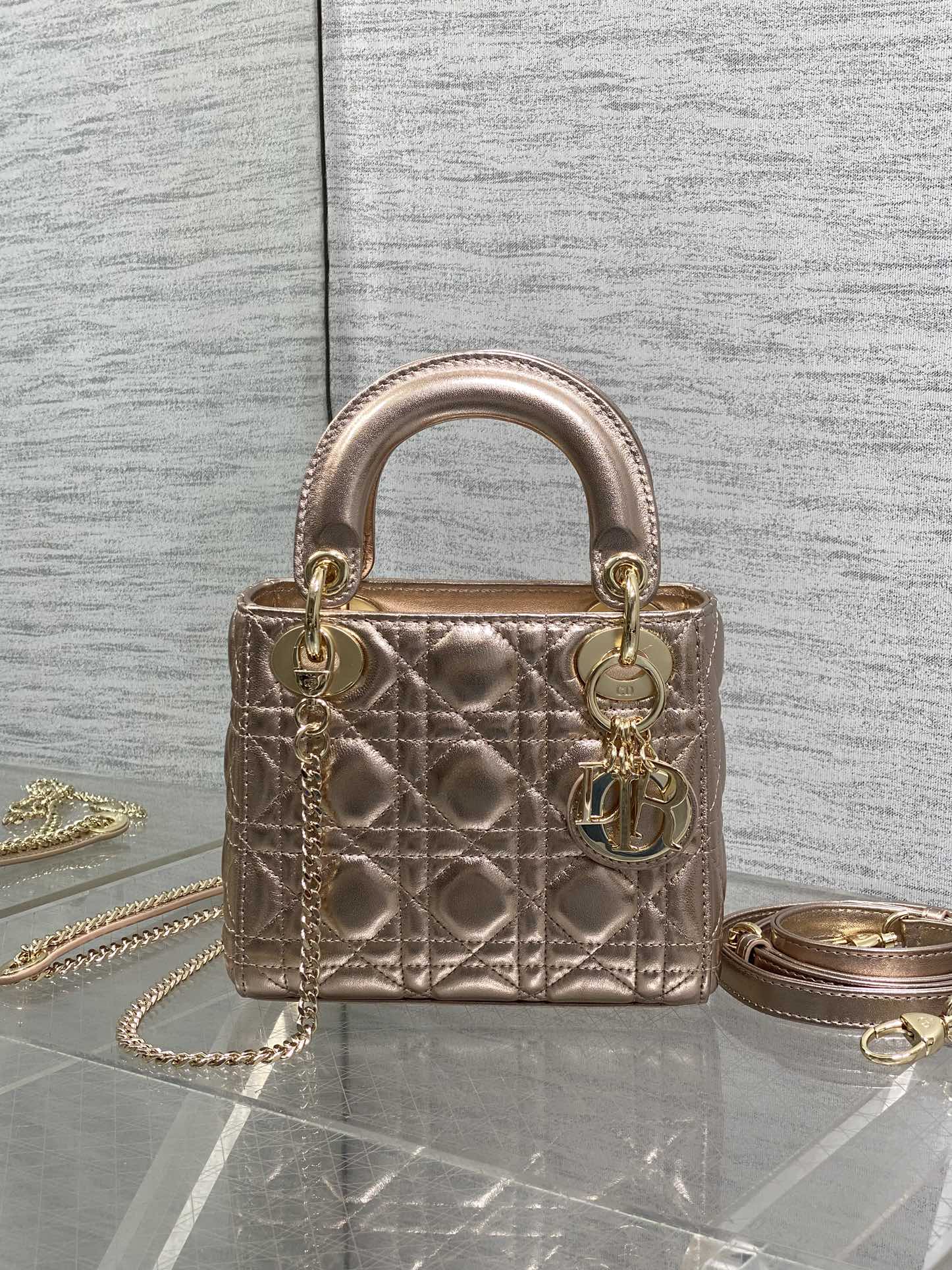 现货‼️Classic Lady戴妃包，人手一个必备的三格小包😍。迷人优雅又气场十足💃🏻，斜挎手拎也是女