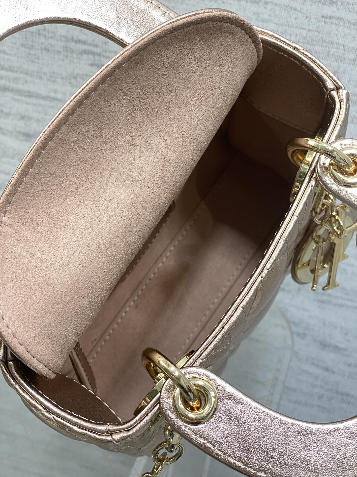 现货‼️Classic Lady戴妃包，人手一个必备的三格小包😍。迷人优雅又气场十足💃🏻，斜挎手拎也是女