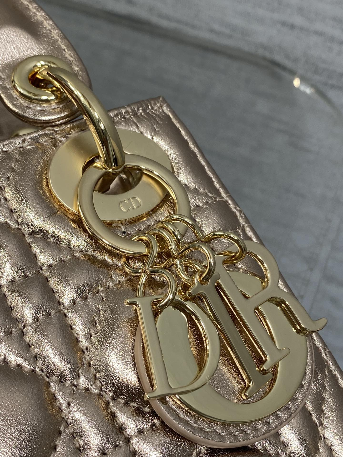 现货‼️Classic Lady戴妃包，人手一个必备的三格小包😍。迷人优雅又气场十足💃🏻，斜挎手拎也是女