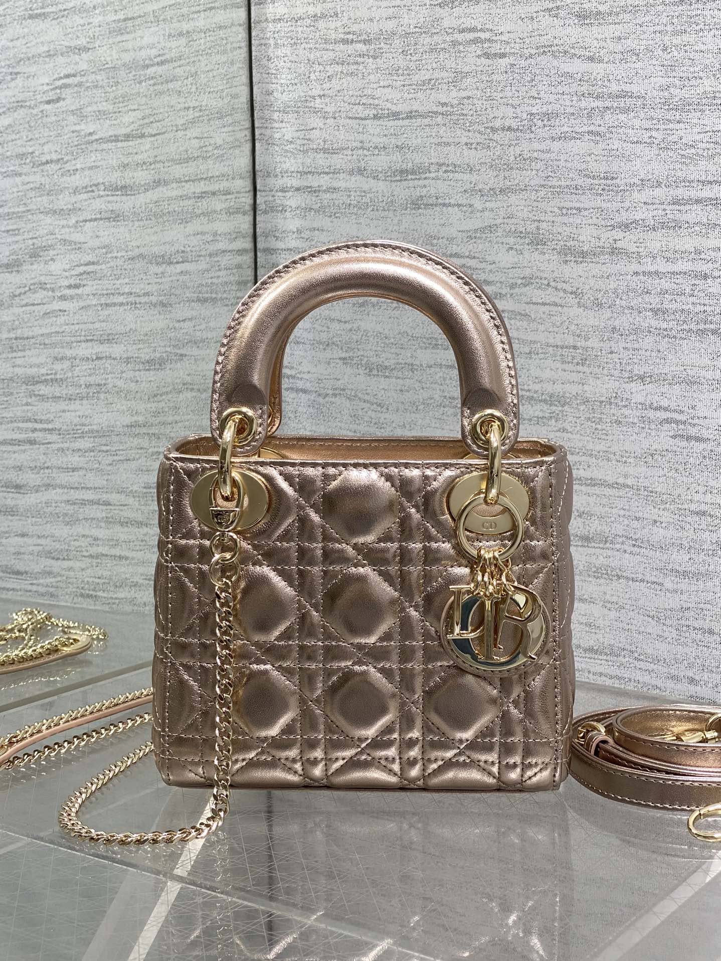 现货‼️Classic Lady戴妃包，人手一个必备的三格小包😍。迷人优雅又气场十足💃🏻，斜挎手拎也是女