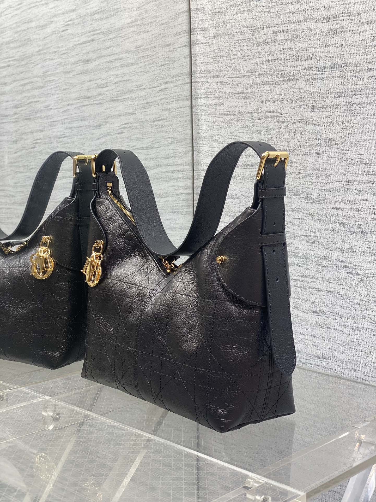 中号黑色现货‼️原厂皮带芯片版本Voyage秋冬系列油蜡皮又是一个王炸级别，直接击中心巴上自带松弛感，包