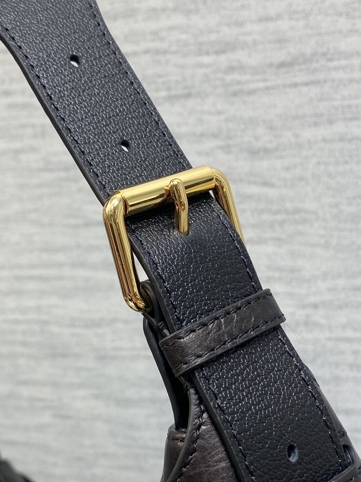 中号黑色现货‼️原厂皮带芯片版本Voyage秋冬系列油蜡皮又是一个王炸级别，直接击中心巴上自带松弛感，包