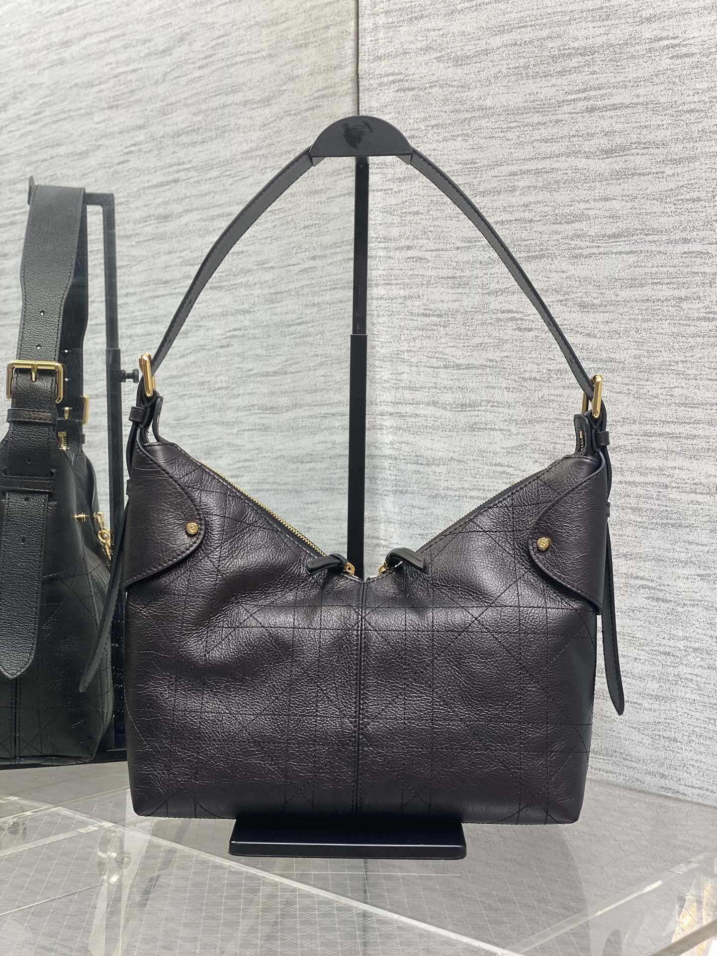 中号黑色现货‼️原厂皮带芯片版本Voyage秋冬系列油蜡皮又是一个王炸级别，直接击中心巴上自带松弛感，包