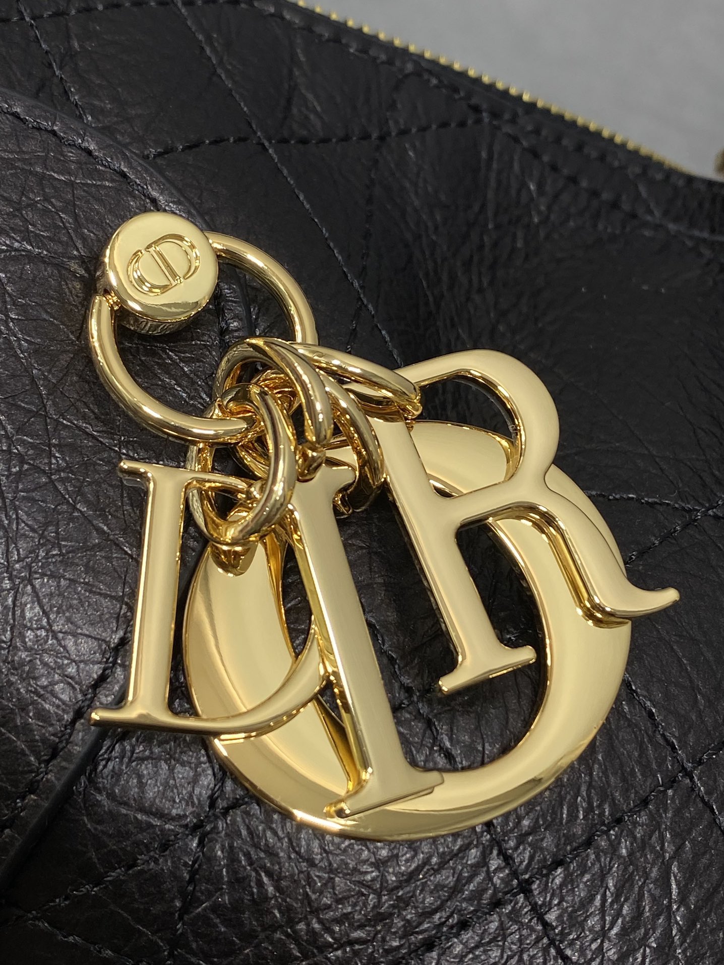 中号黑色现货‼️原厂皮带芯片版本Voyage秋冬系列油蜡皮又是一个王炸级别，直接击中心巴上自带松弛感，包