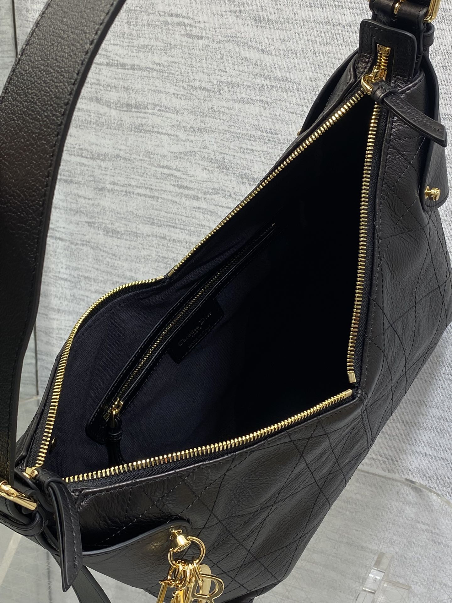 中号黑色现货‼️原厂皮带芯片版本Voyage秋冬系列油蜡皮又是一个王炸级别，直接击中心巴上自带松弛感，包