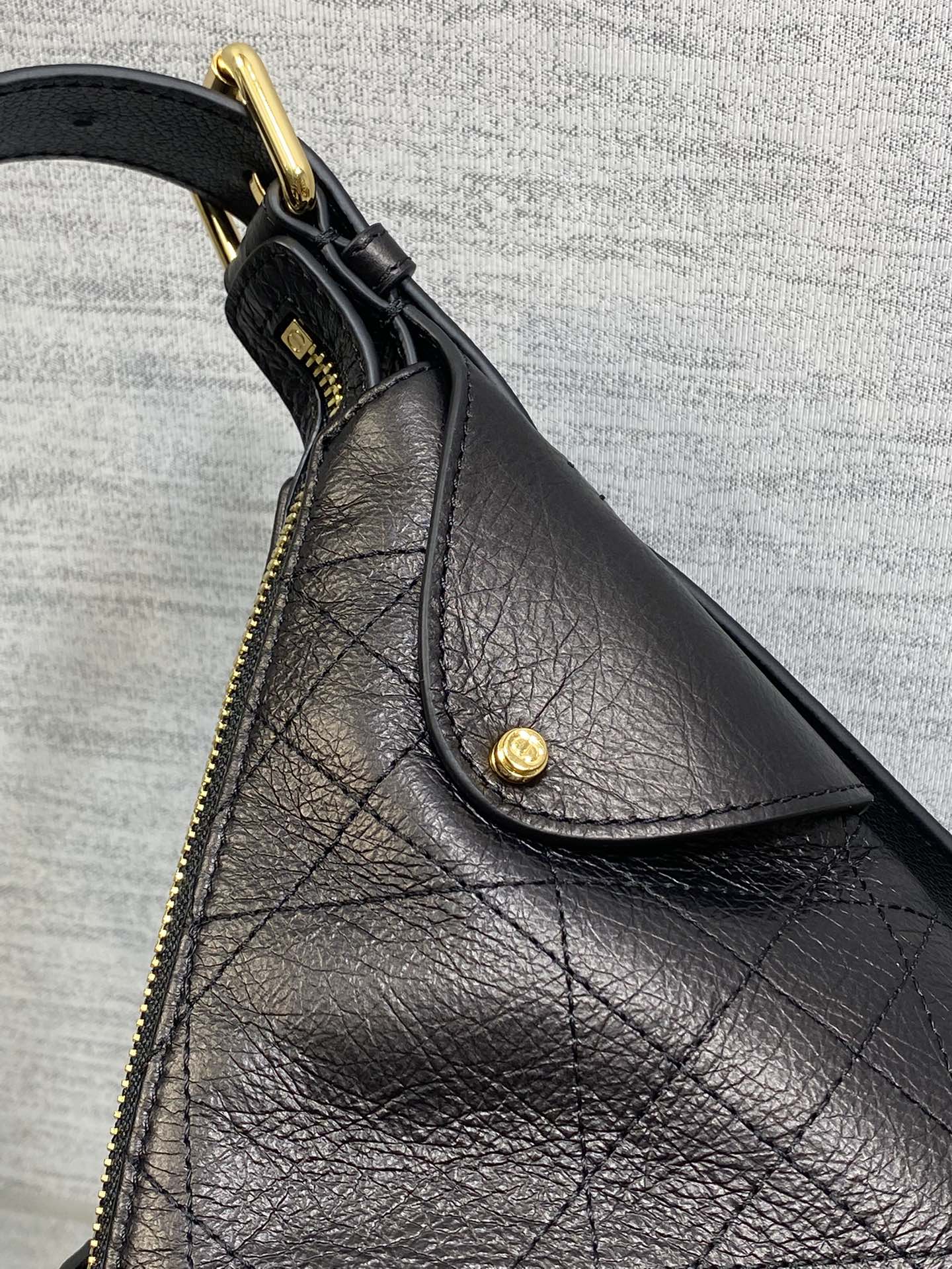 中号黑色现货‼️原厂皮带芯片版本Voyage秋冬系列油蜡皮又是一个王炸级别，直接击中心巴上自带松弛感，包