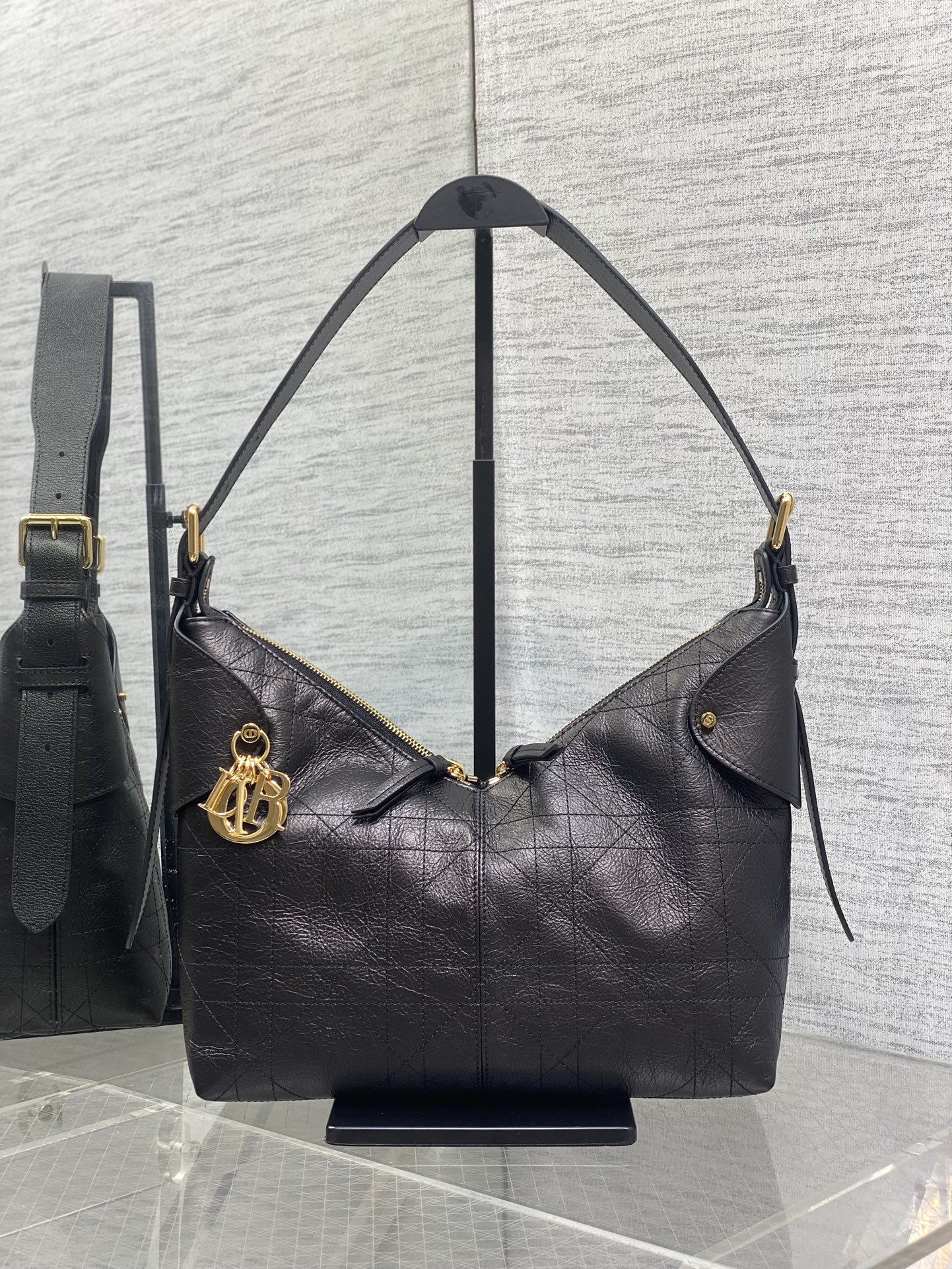 中号黑色现货‼️原厂皮带芯片版本Voyage秋冬系列油蜡皮又是一个王炸级别，直接击中心巴上自带松弛感，包