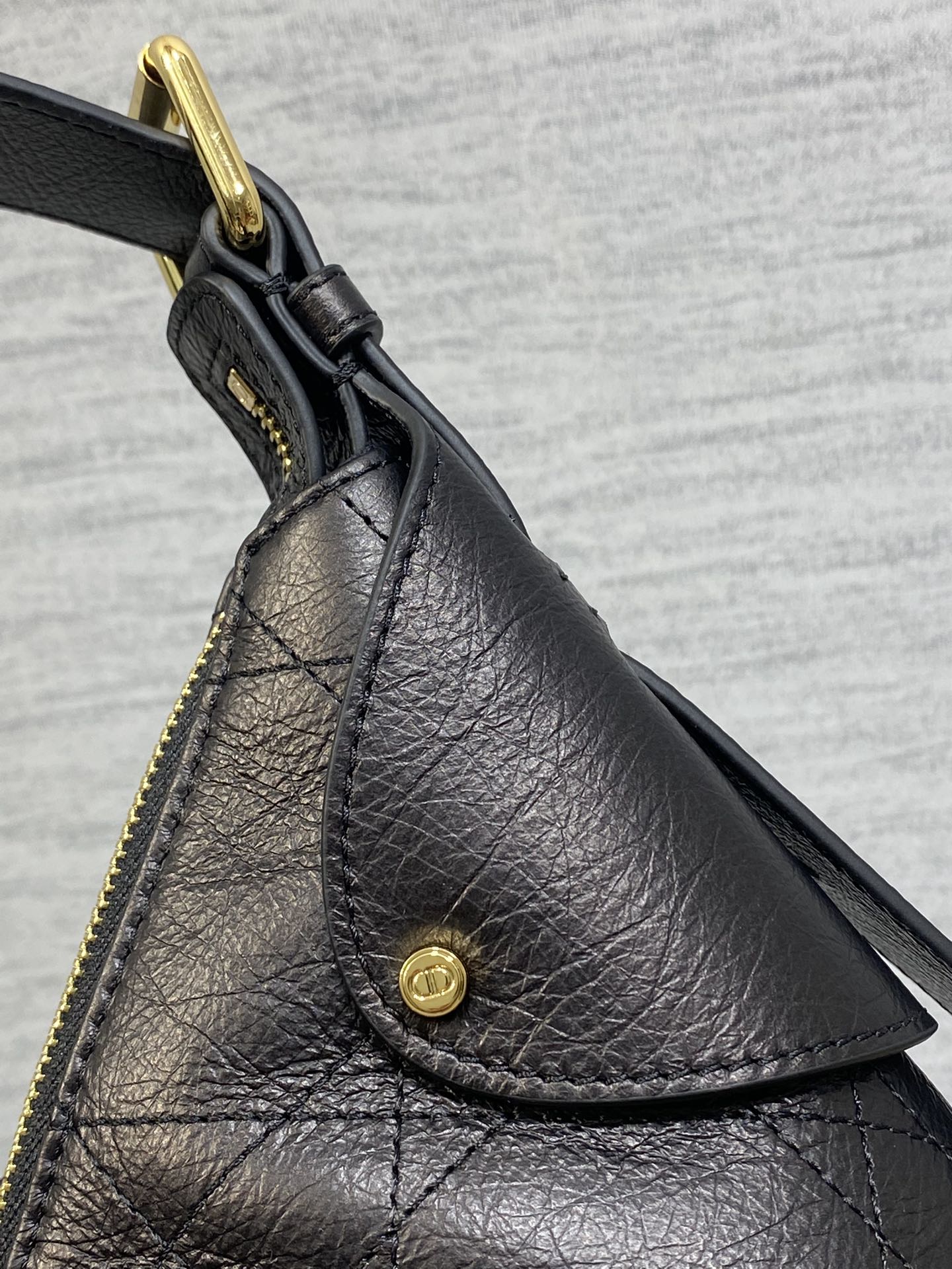 小号油蜡皮现货‼️原厂皮品质带芯片版本Voyage秋冬系列油蜡皮又是一个王炸级别，直接击中心巴上自带松弛