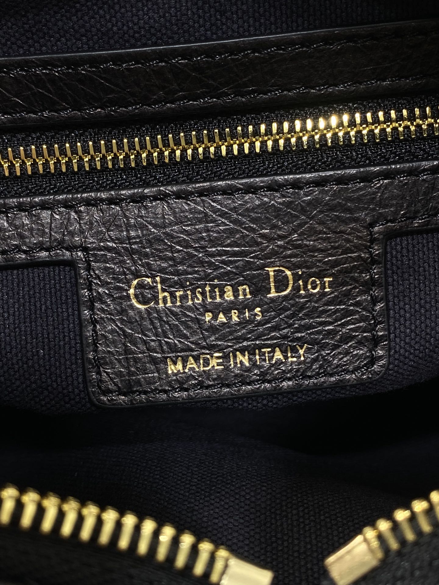 小号油蜡皮现货‼️原厂皮品质带芯片版本Voyage秋冬系列油蜡皮又是一个王炸级别，直接击中心巴上自带松弛