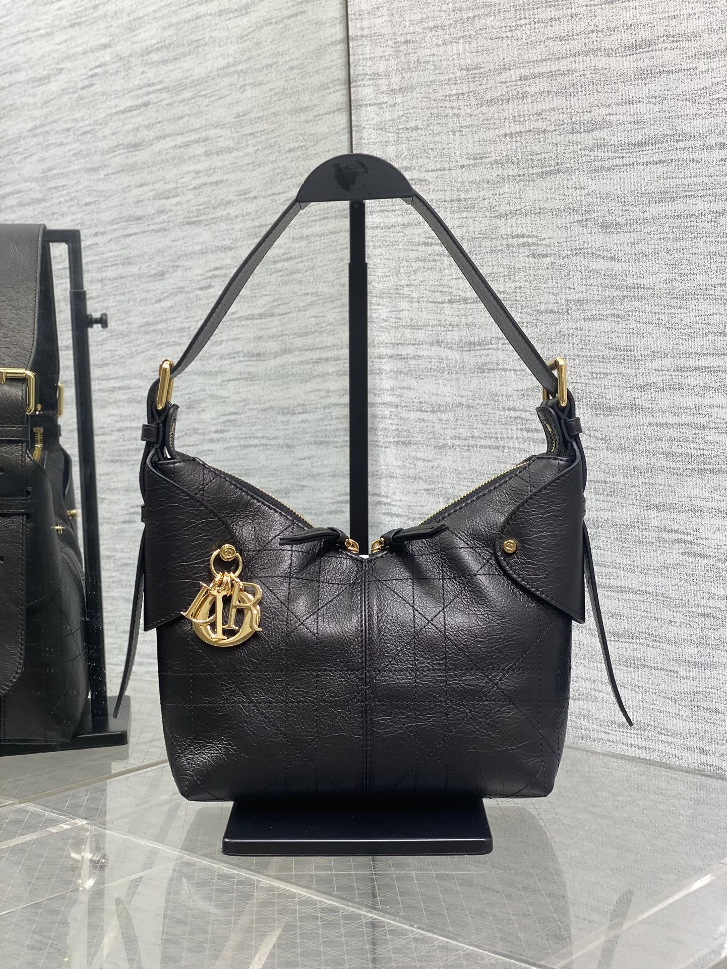 小号油蜡皮现货‼️原厂皮品质带芯片版本Voyage秋冬系列油蜡皮又是一个王炸级别，直接击中心巴上自带松弛