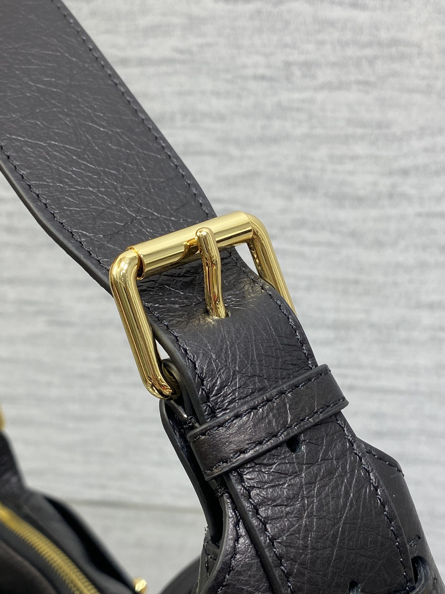 小号油蜡皮现货‼️原厂皮品质带芯片版本Voyage秋冬系列油蜡皮又是一个王炸级别，直接击中心巴上自带松弛