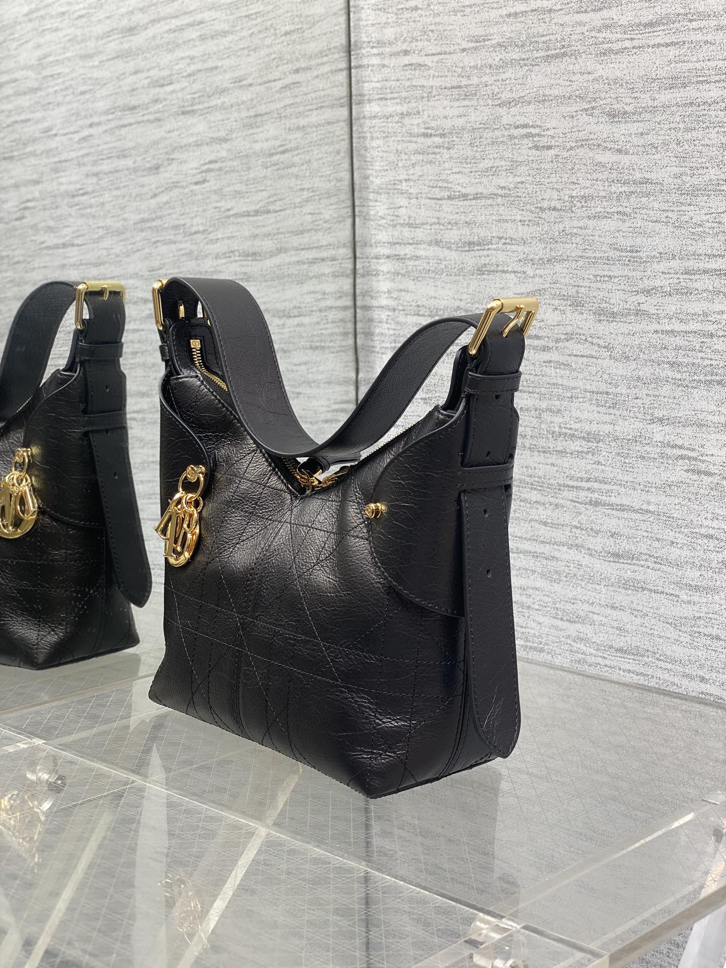 小号油蜡皮现货‼️原厂皮品质带芯片版本Voyage秋冬系列油蜡皮又是一个王炸级别，直接击中心巴上自带松弛