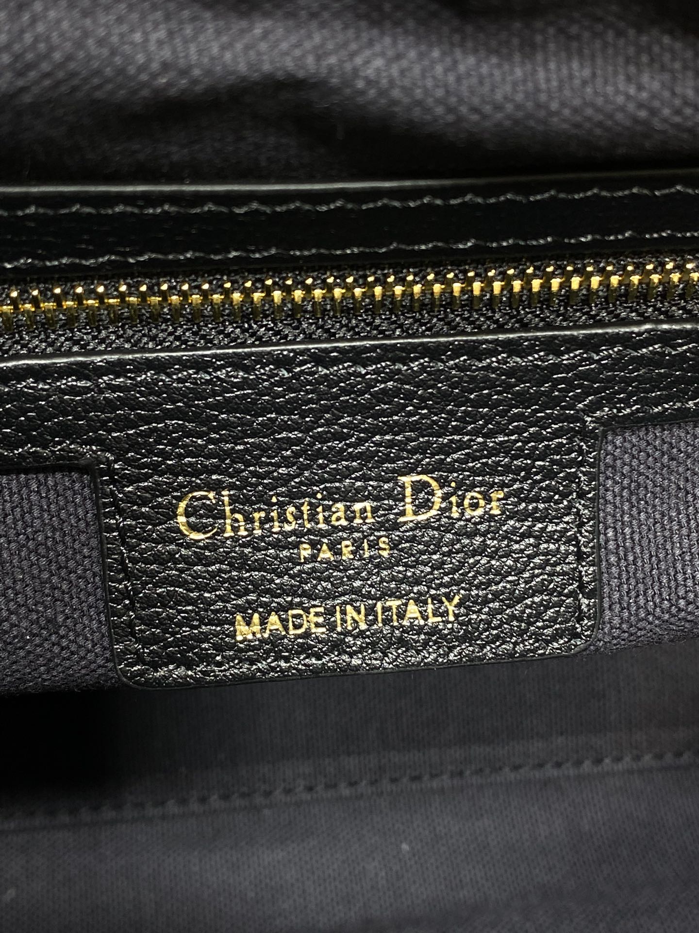 中号粒面皮现货‼️原厂皮品质带芯片版本Voyage秋冬系列油蜡皮又是一个王炸级别，直接击中心巴上自带松弛