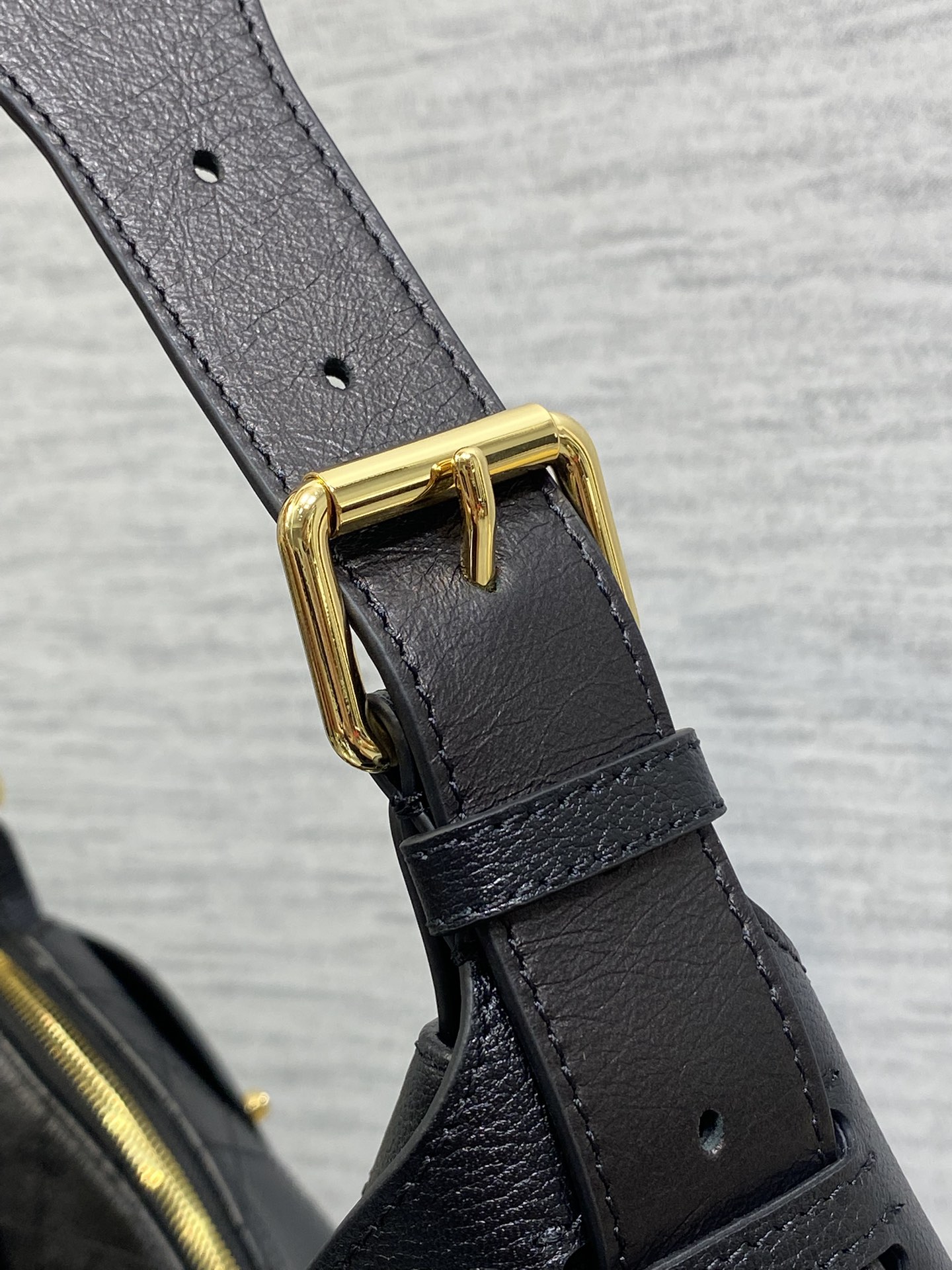 中号粒面皮现货‼️原厂皮品质带芯片版本Voyage秋冬系列油蜡皮又是一个王炸级别，直接击中心巴上自带松弛