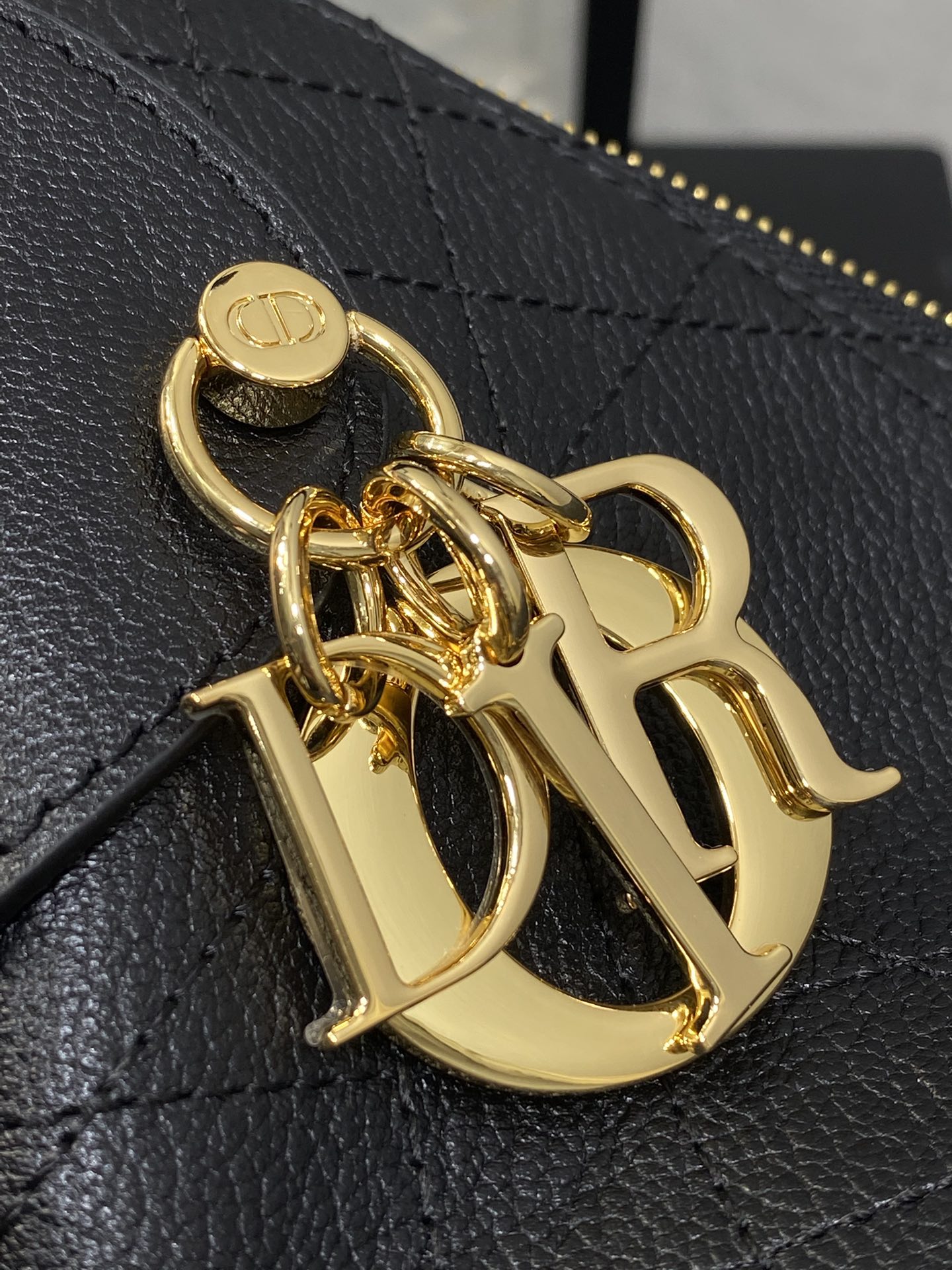 中号粒面皮现货‼️原厂皮品质带芯片版本Voyage秋冬系列油蜡皮又是一个王炸级别，直接击中心巴上自带松弛