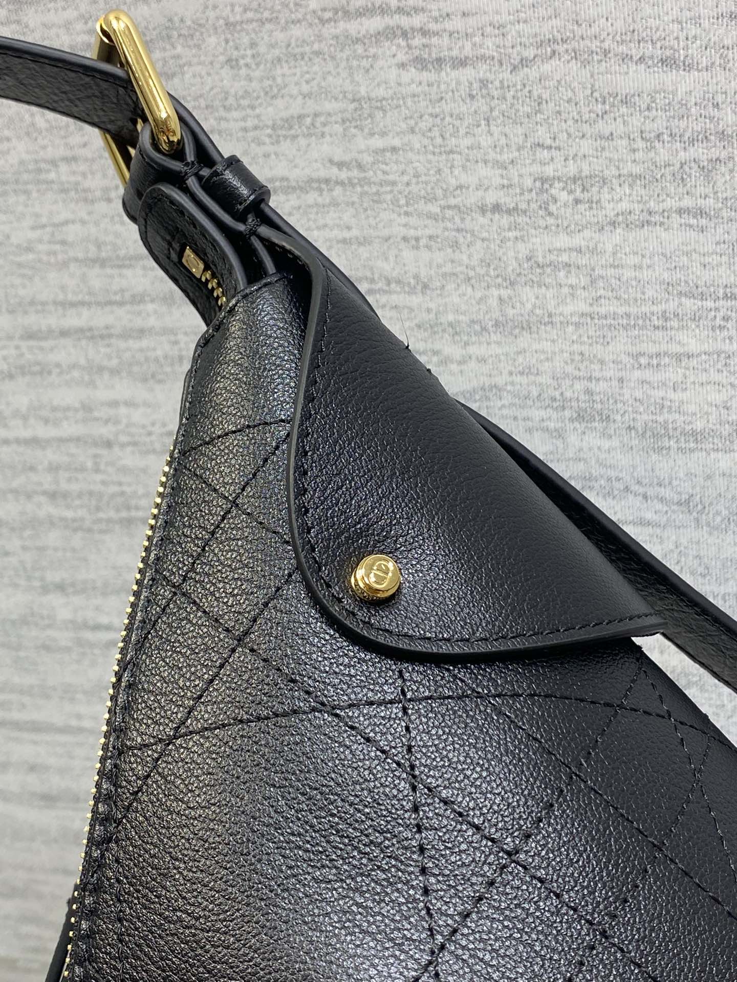 中号粒面皮现货‼️原厂皮品质带芯片版本Voyage秋冬系列油蜡皮又是一个王炸级别，直接击中心巴上自带松弛