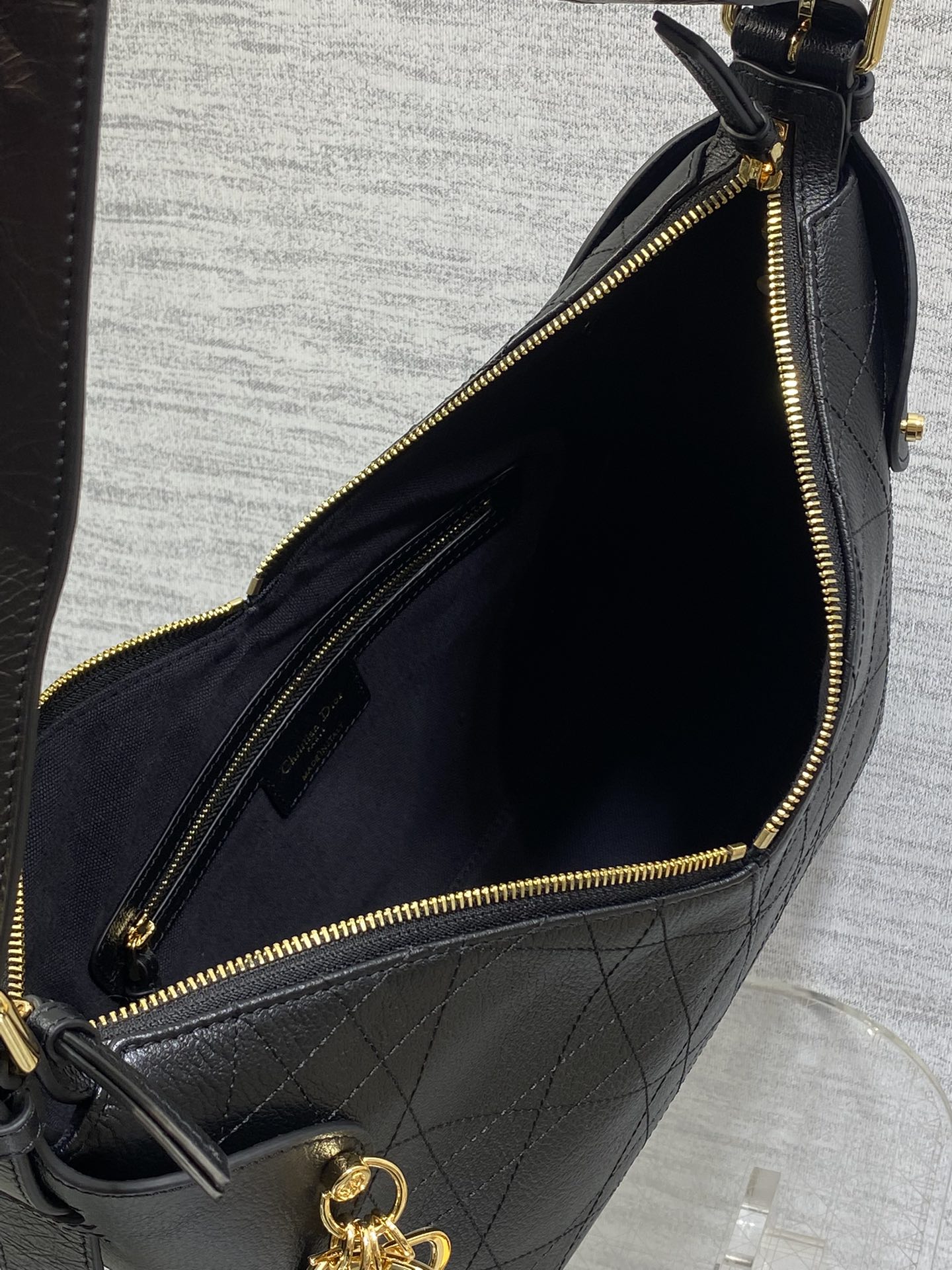 中号粒面皮现货‼️原厂皮品质带芯片版本Voyage秋冬系列油蜡皮又是一个王炸级别，直接击中心巴上自带松弛