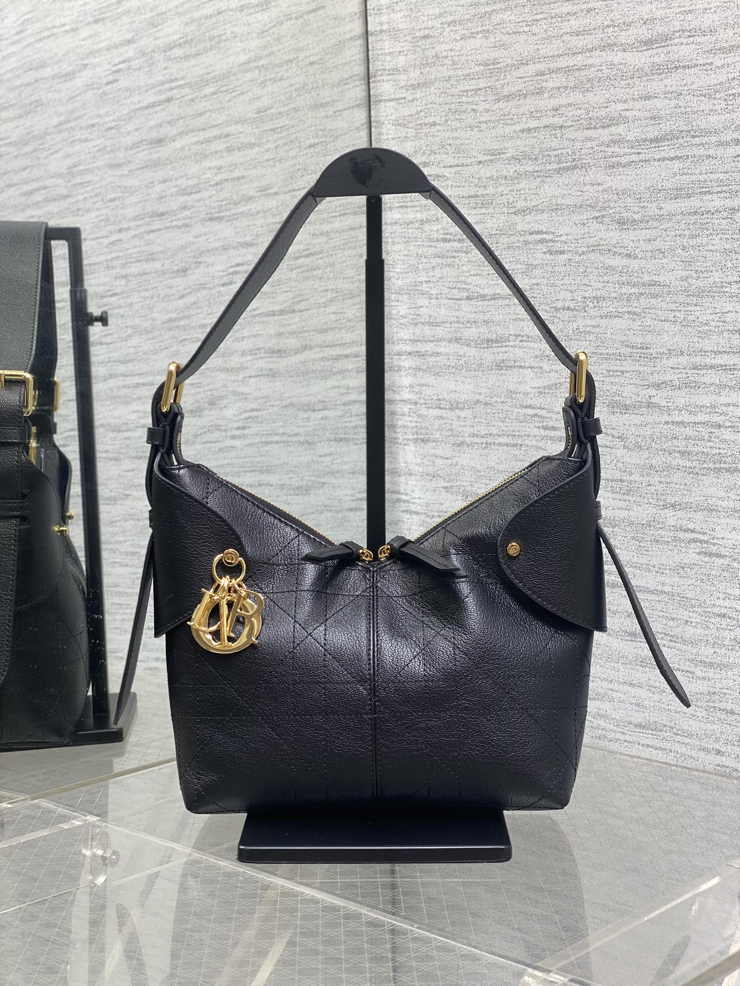 小号粒面皮现货‼️原厂皮品质带芯片版本Voyage秋冬系列油蜡皮又是一个王炸级别，直接击中心巴上自带松弛