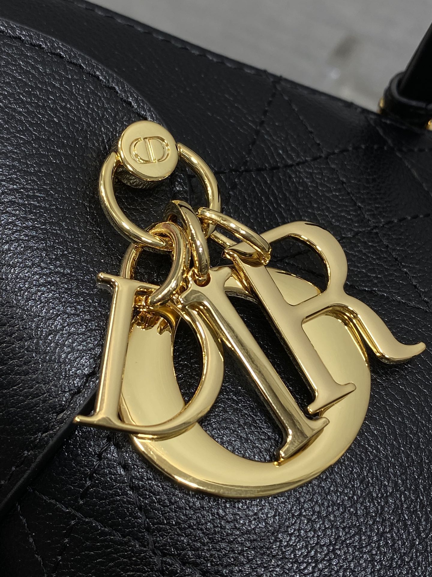 小号粒面皮现货‼️原厂皮品质带芯片版本Voyage秋冬系列油蜡皮又是一个王炸级别，直接击中心巴上自带松弛