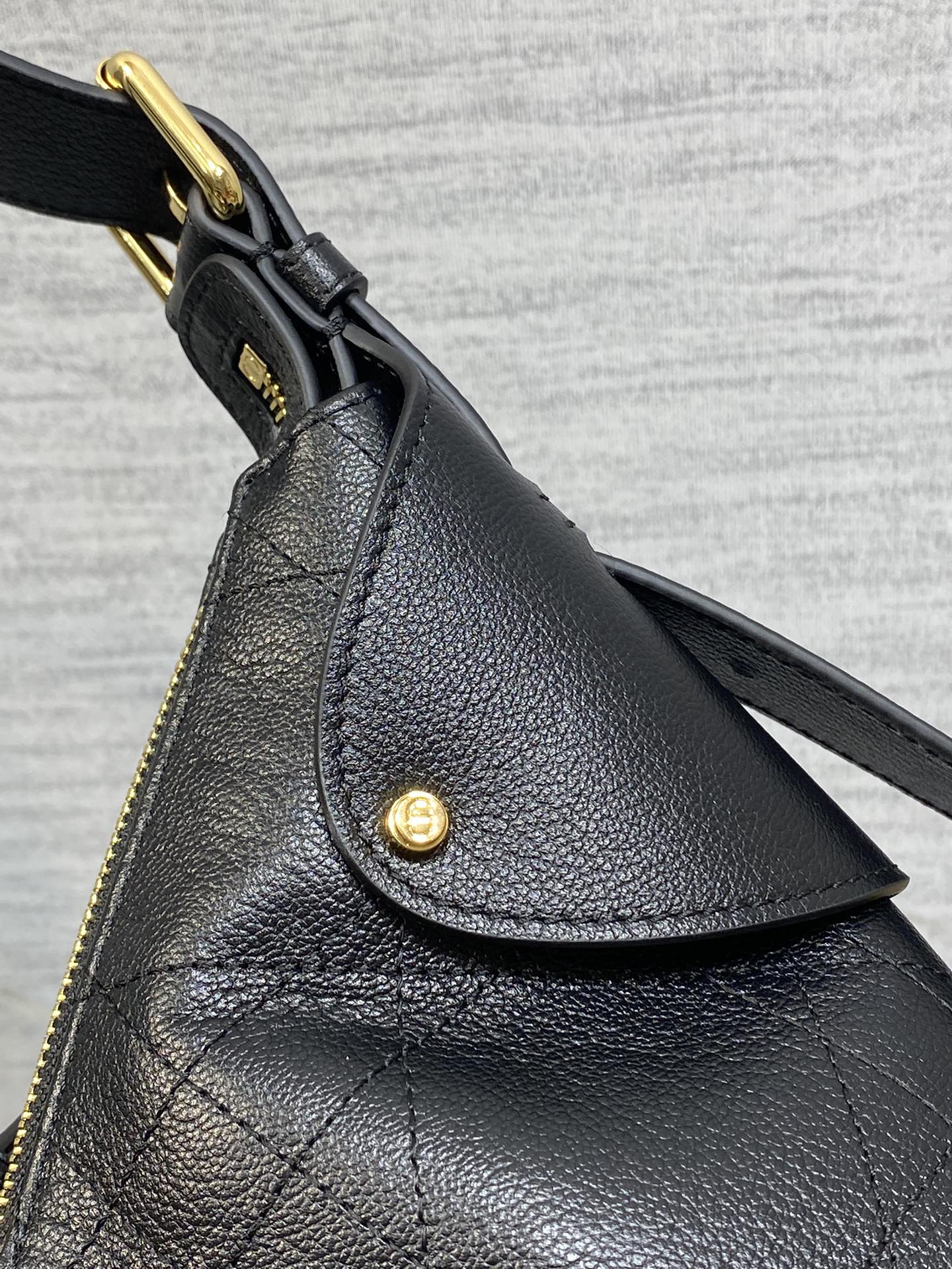 小号粒面皮现货‼️原厂皮品质带芯片版本Voyage秋冬系列油蜡皮又是一个王炸级别，直接击中心巴上自带松弛