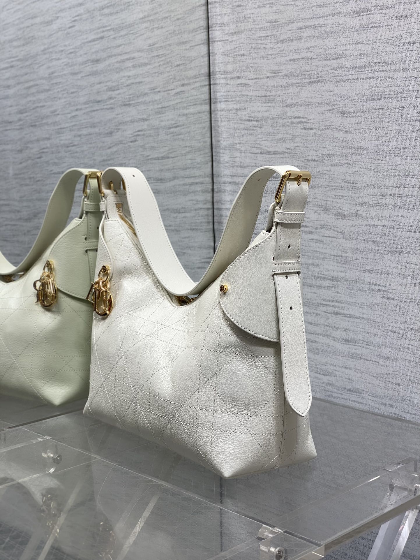 中号粒面皮现货‼️原厂皮品质带芯片版本Voyage秋冬系列油蜡皮又是一个王炸级别，直接击中心巴上自带松弛