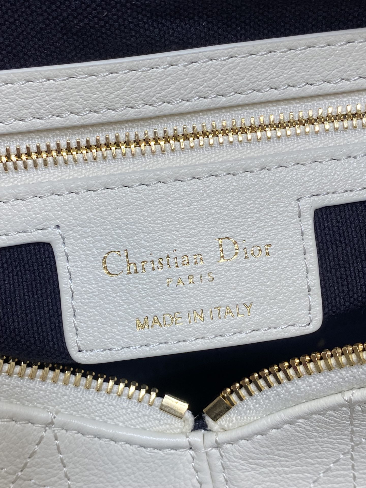 中号粒面皮现货‼️原厂皮品质带芯片版本Voyage秋冬系列油蜡皮又是一个王炸级别，直接击中心巴上自带松弛