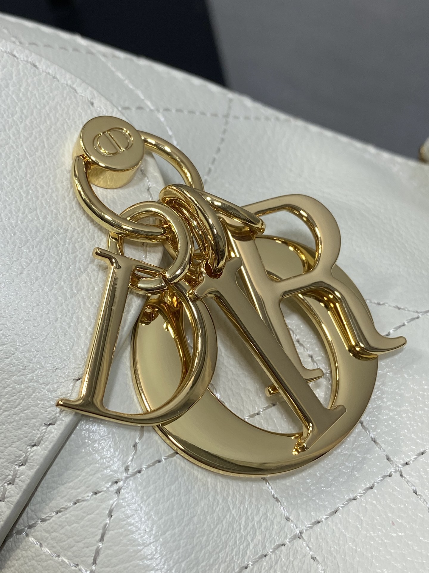 中号粒面皮现货‼️原厂皮品质带芯片版本Voyage秋冬系列油蜡皮又是一个王炸级别，直接击中心巴上自带松弛