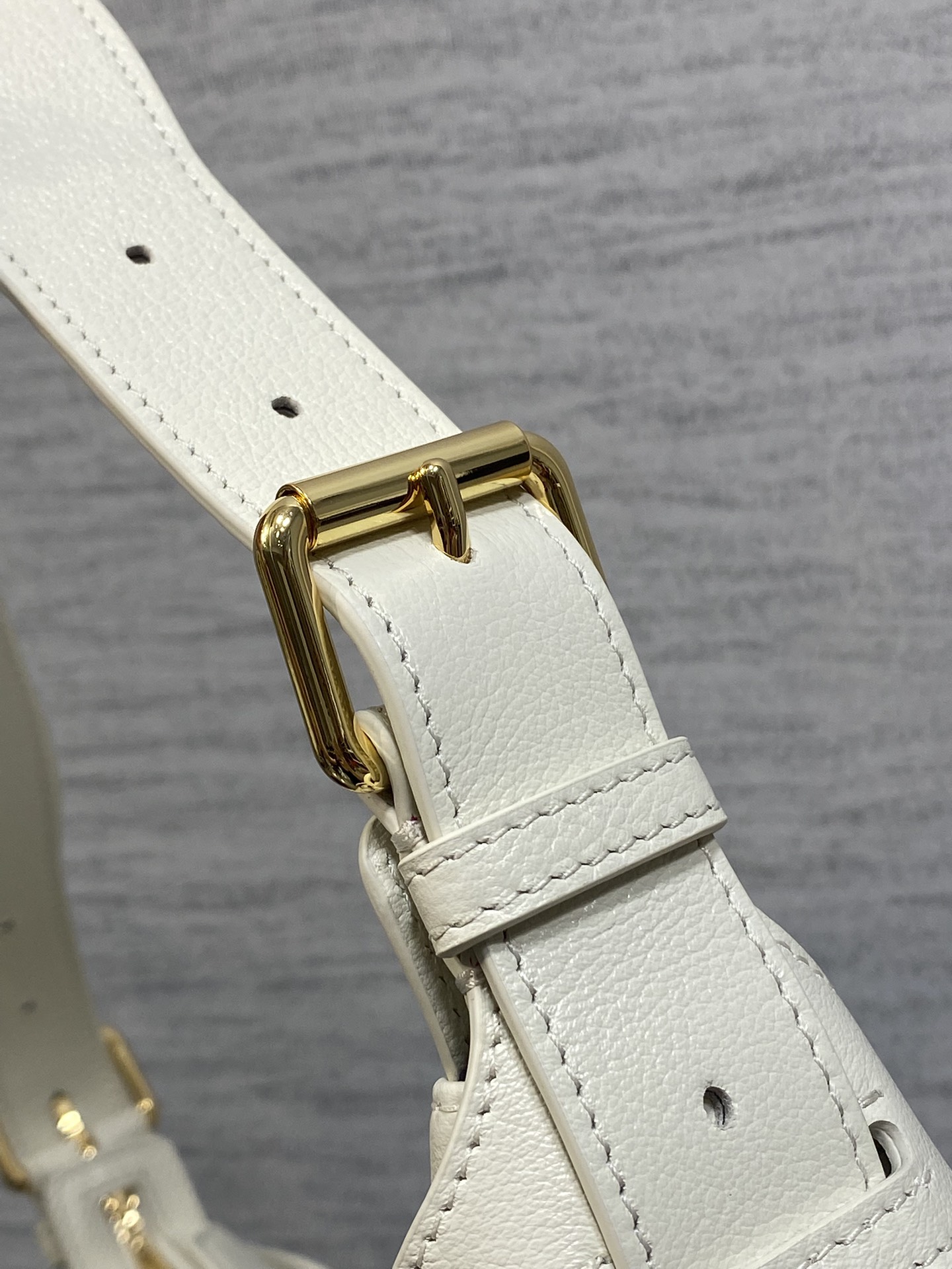 中号粒面皮现货‼️原厂皮品质带芯片版本Voyage秋冬系列油蜡皮又是一个王炸级别，直接击中心巴上自带松弛