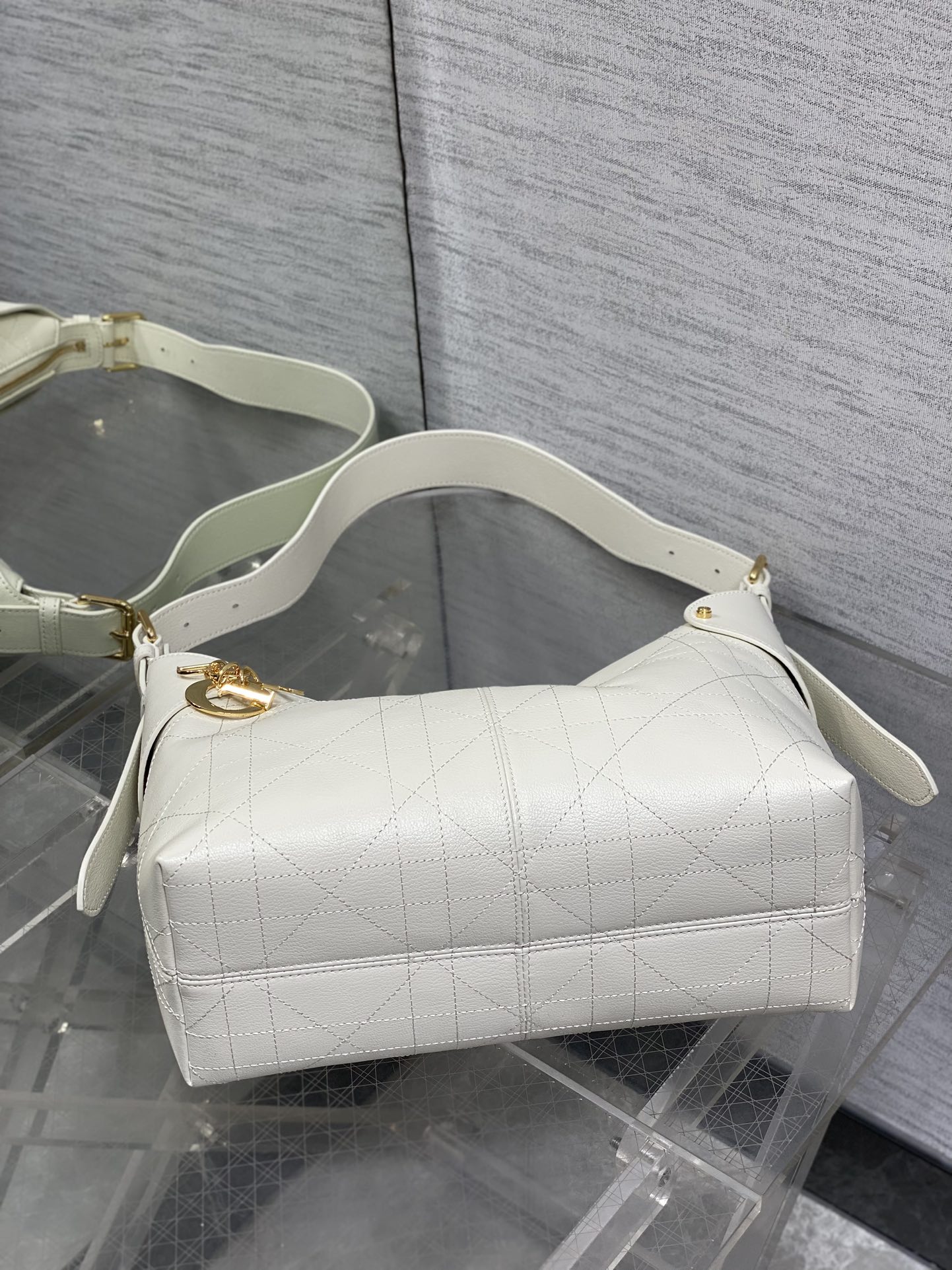 中号粒面皮现货‼️原厂皮品质带芯片版本Voyage秋冬系列油蜡皮又是一个王炸级别，直接击中心巴上自带松弛