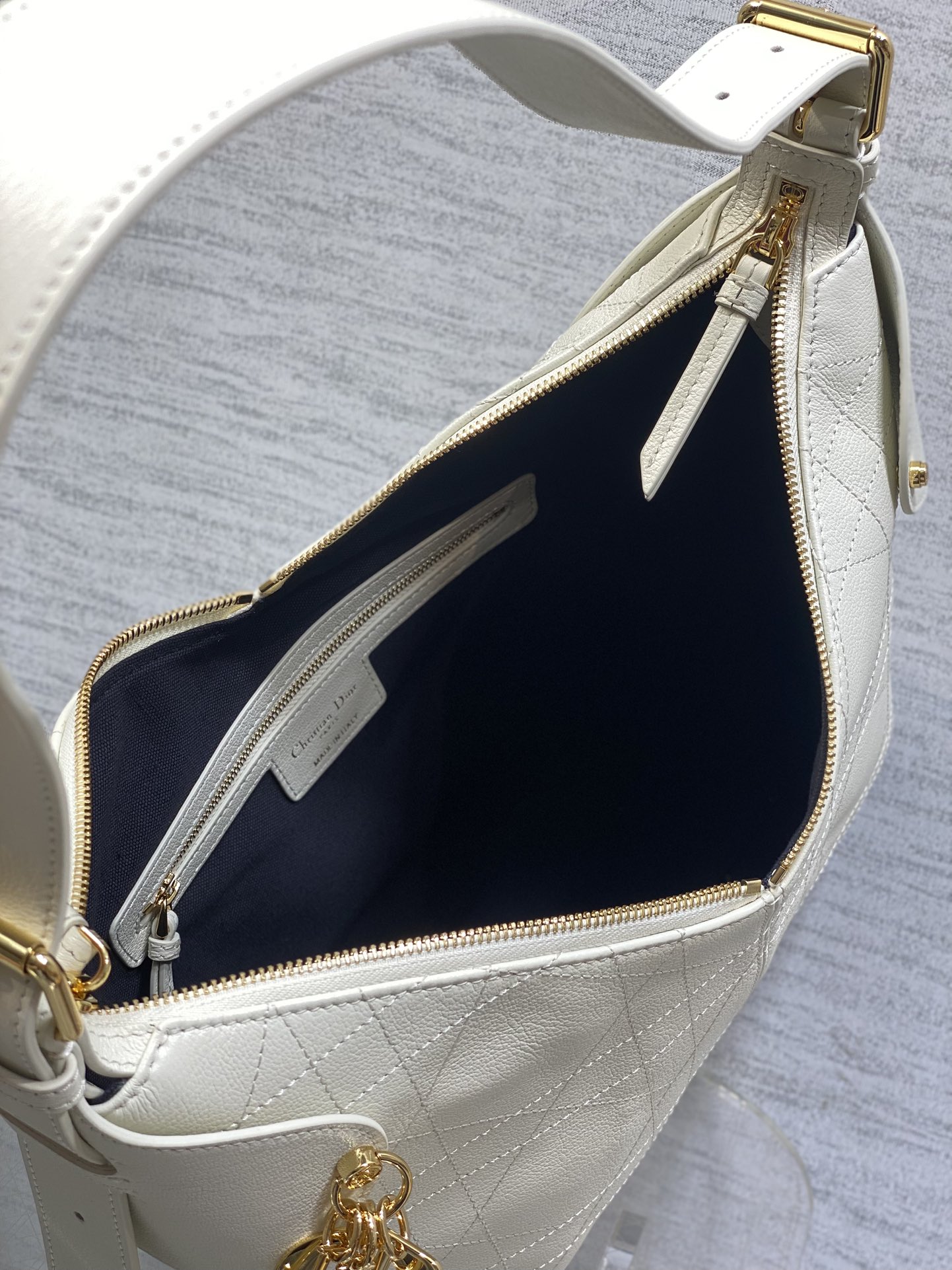 中号粒面皮现货‼️原厂皮品质带芯片版本Voyage秋冬系列油蜡皮又是一个王炸级别，直接击中心巴上自带松弛