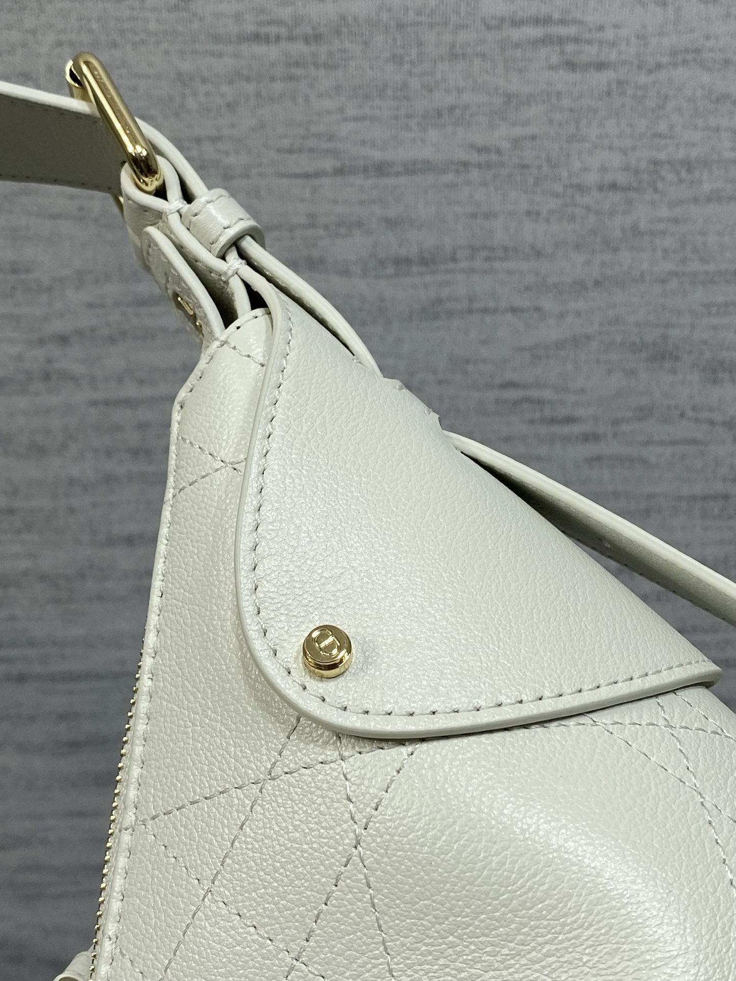 小号粒面皮现货‼️原厂皮品质带芯片版本Voyage秋冬系列油蜡皮又是一个王炸级别，直接击中心巴上自带松弛