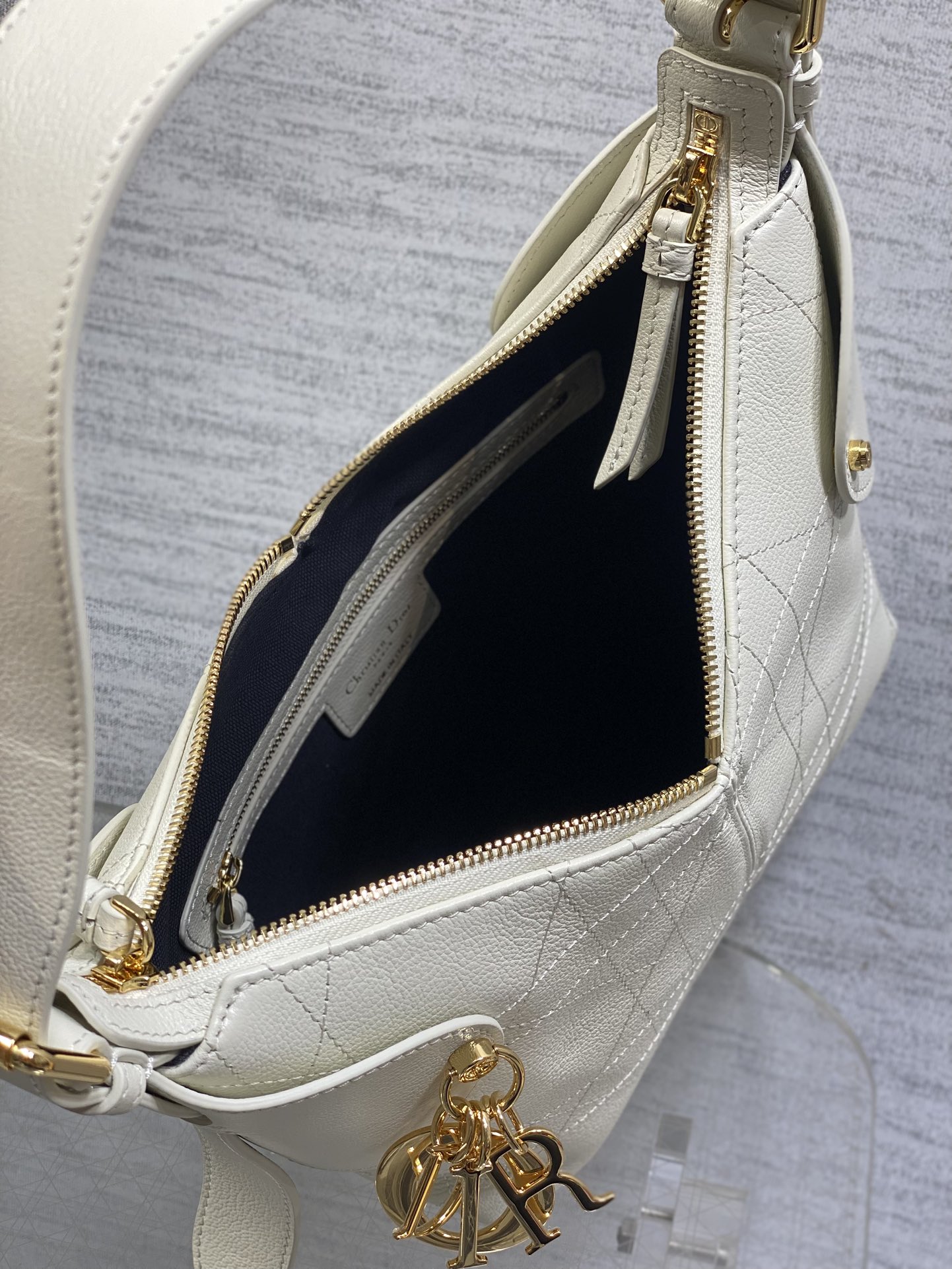 小号粒面皮现货‼️原厂皮品质带芯片版本Voyage秋冬系列油蜡皮又是一个王炸级别，直接击中心巴上自带松弛