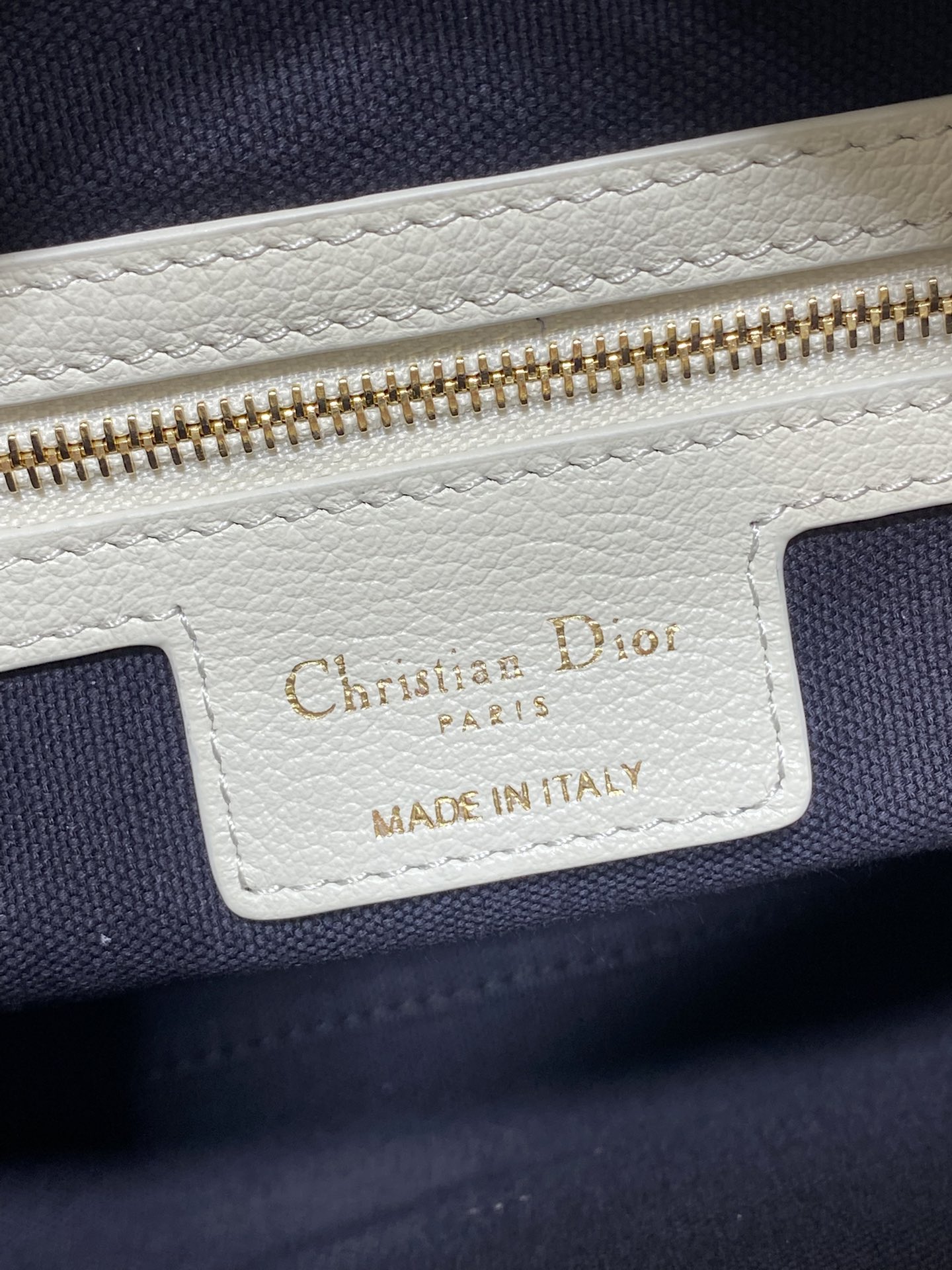 小号粒面皮现货‼️原厂皮品质带芯片版本Voyage秋冬系列油蜡皮又是一个王炸级别，直接击中心巴上自带松弛